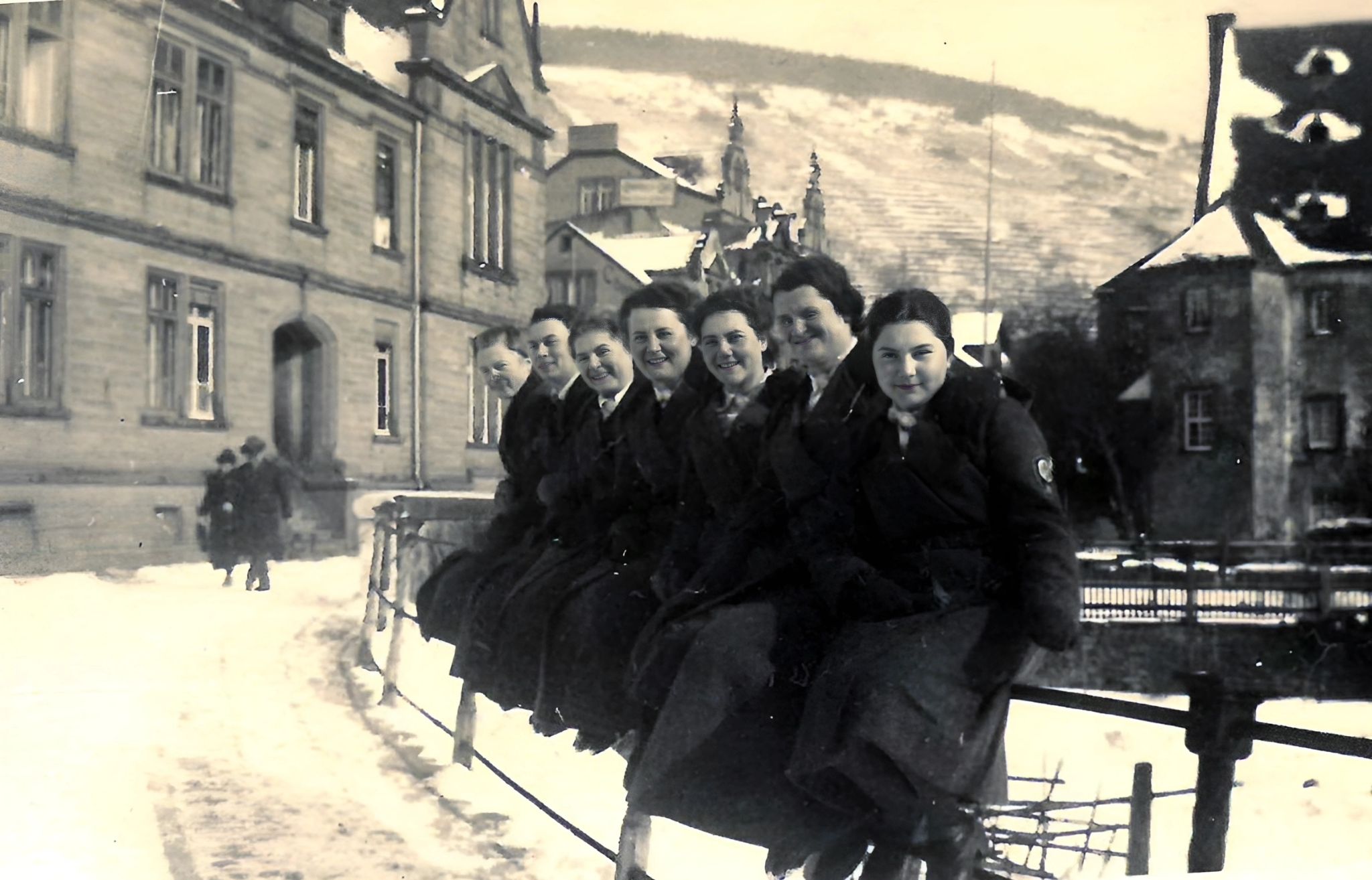 Arbeitsmaiden auf dem Geländer neben den Lindenflecken (Winzerfestplatz) 1939