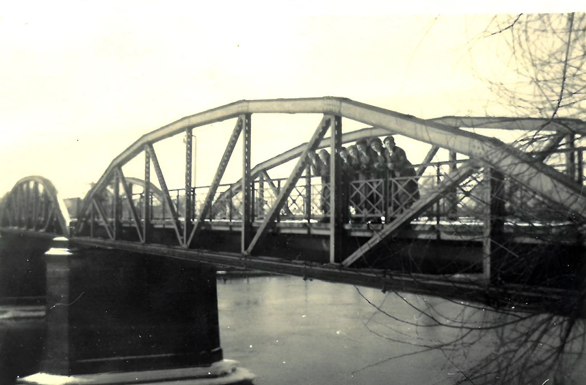 Arbeitsmaiden auf dem Geländer der Mainbrücke 1939