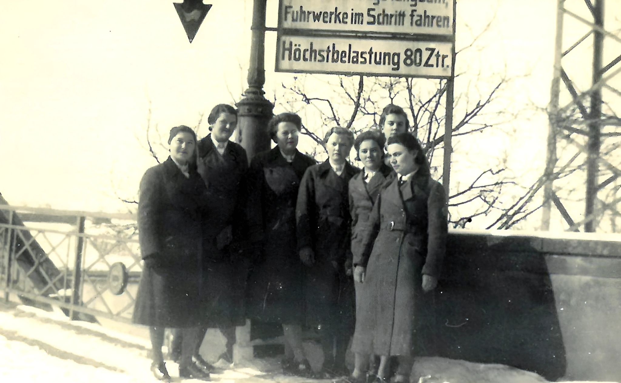 Gruppenfoto Arbeitsmaiden an der Mainbruecke