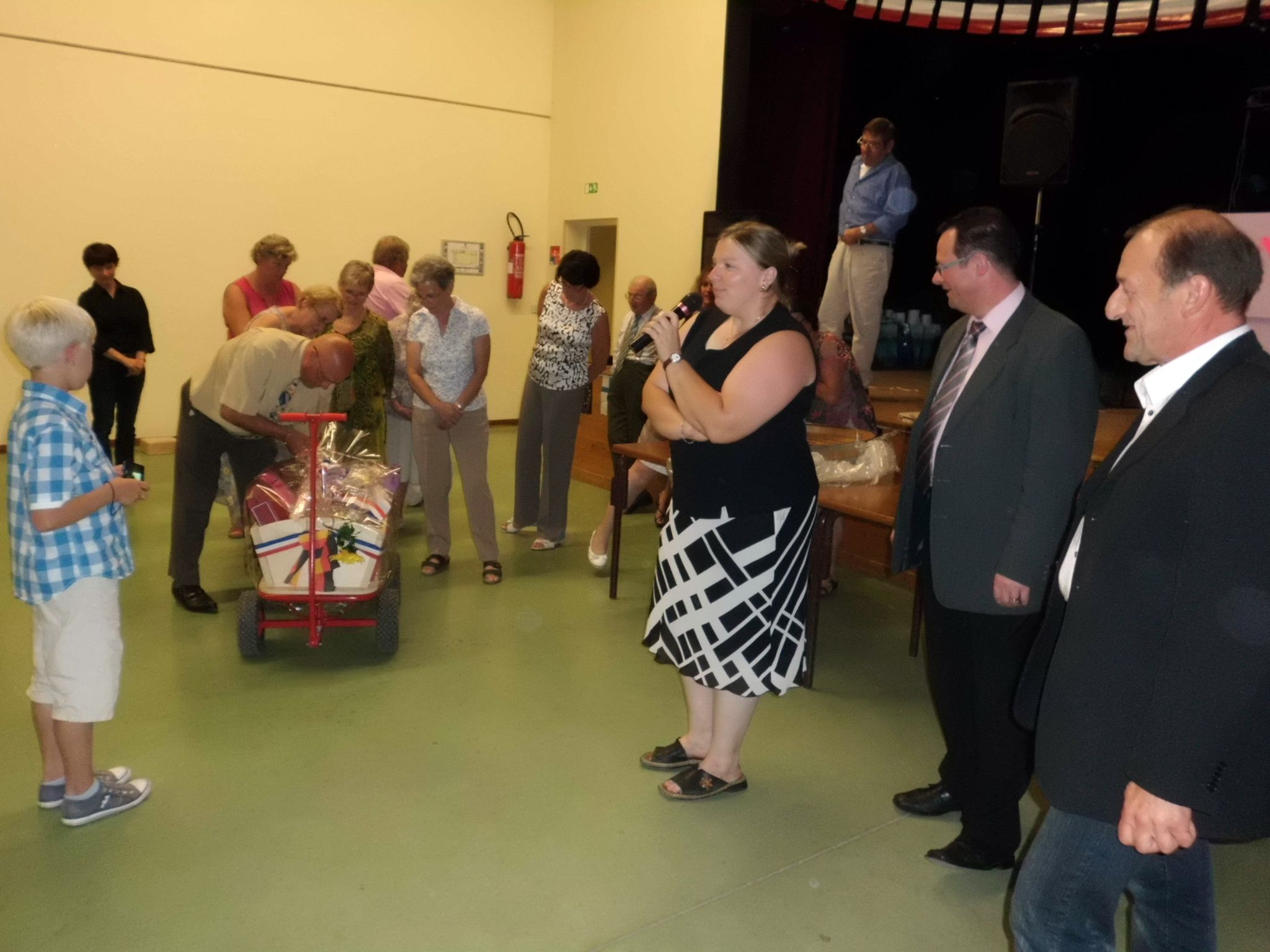 Gastgeschenke werden ausgetauscht. Abschiedsabend in St. Laurent d'Arce 2011