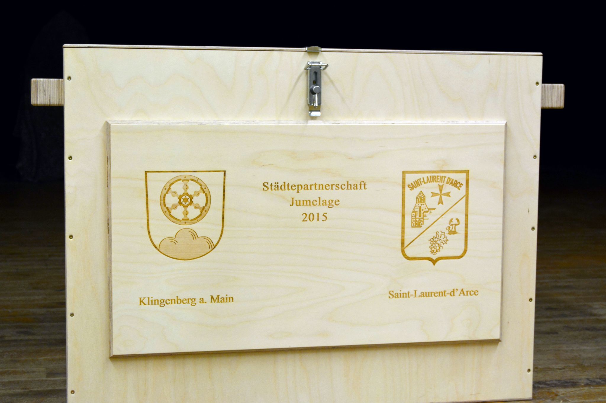 Holztafel zur Partnerschaft 2015