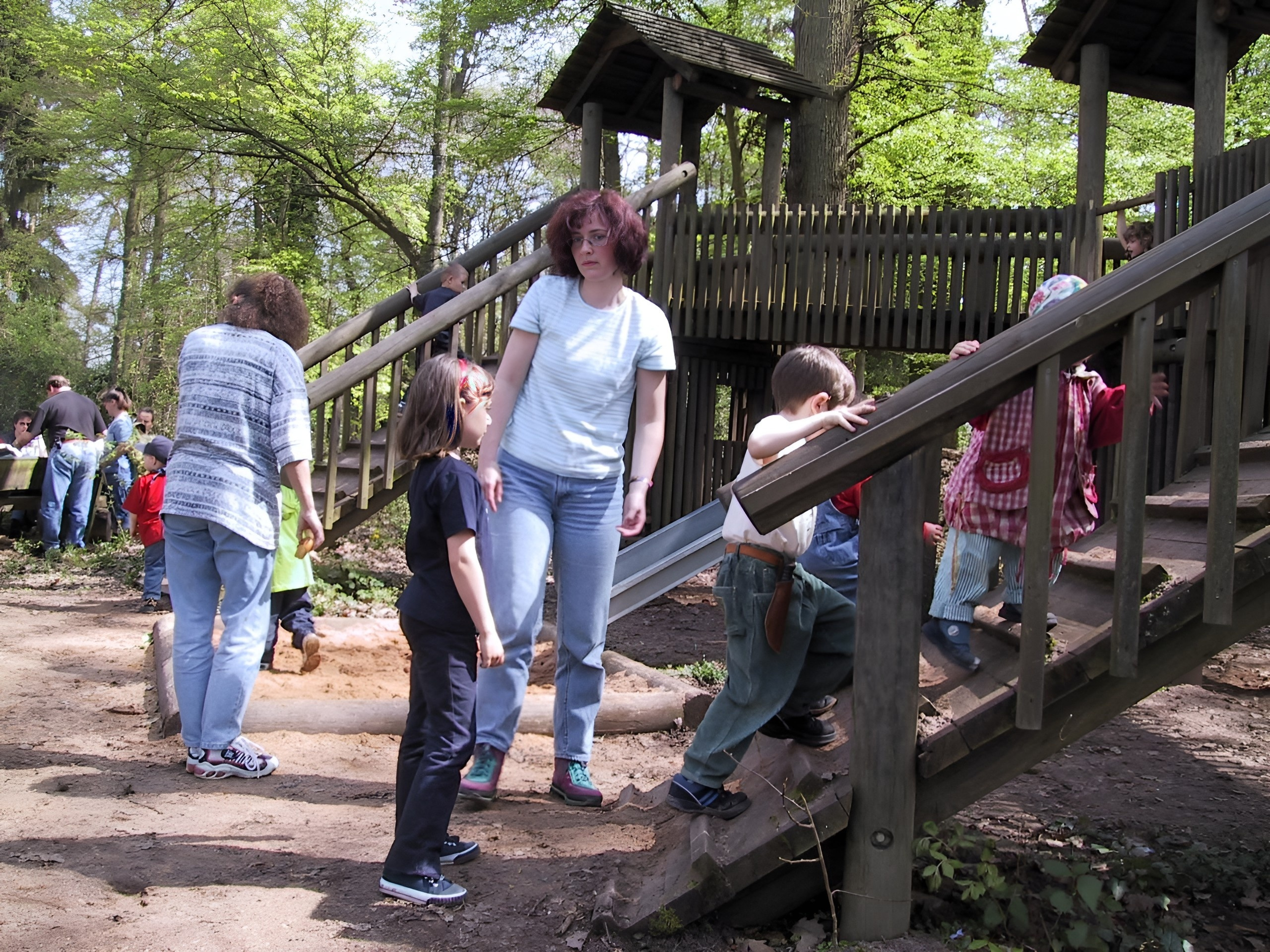 Der Spielplatz am Fuße des Turms im Mai 2001