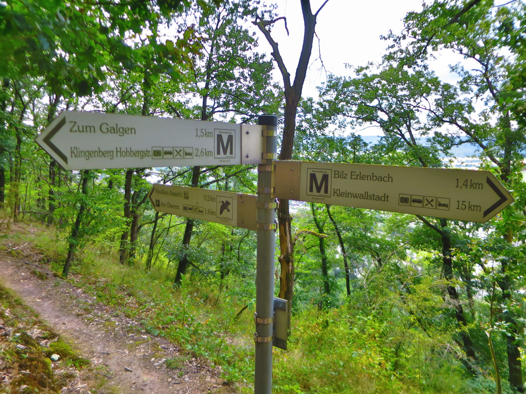 Hinweisschilder zu den Wanderwegen
