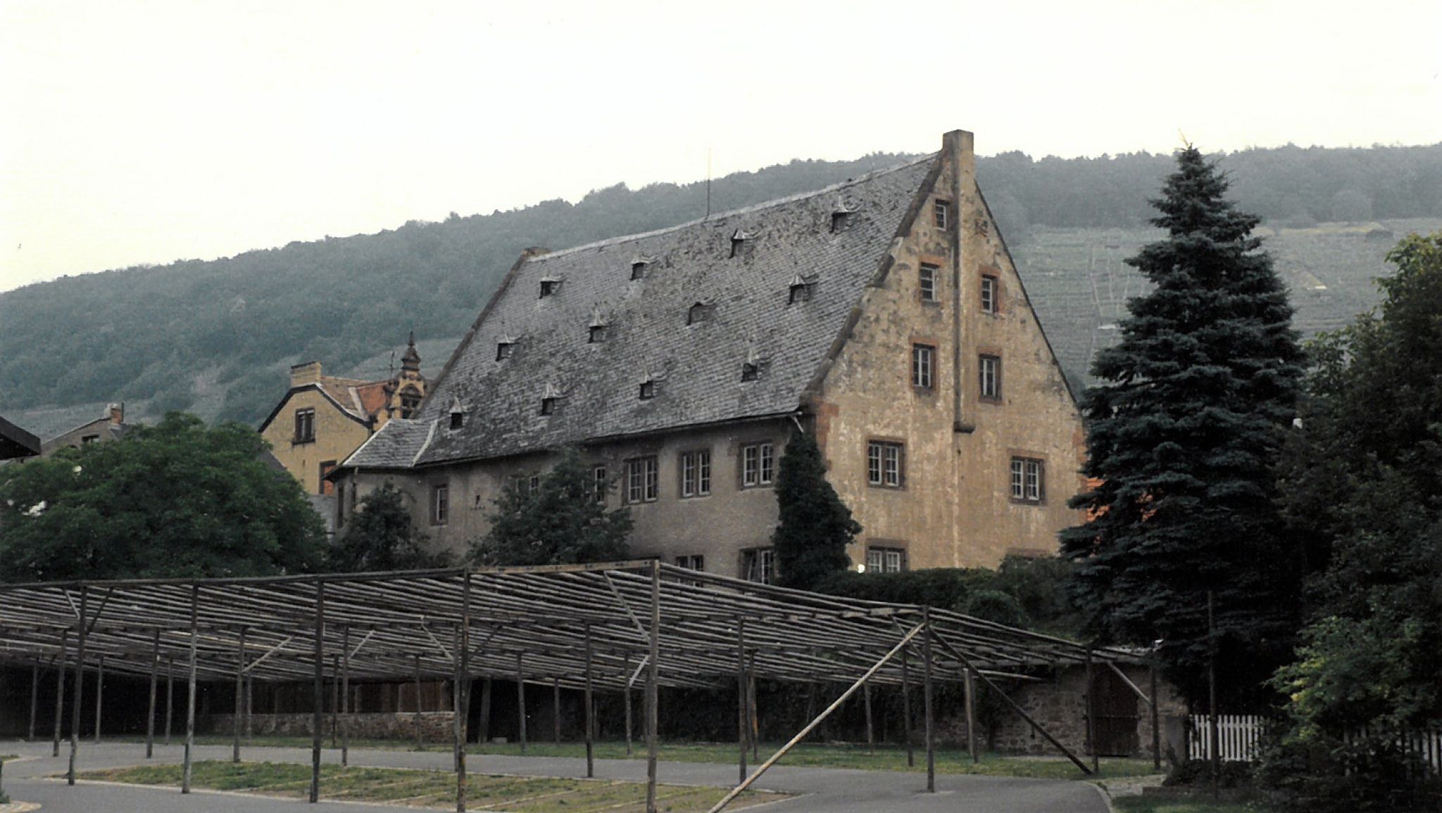 Der Winzerfestplatz mit Zeltgerüst für das Festzelt des Winzerfestes