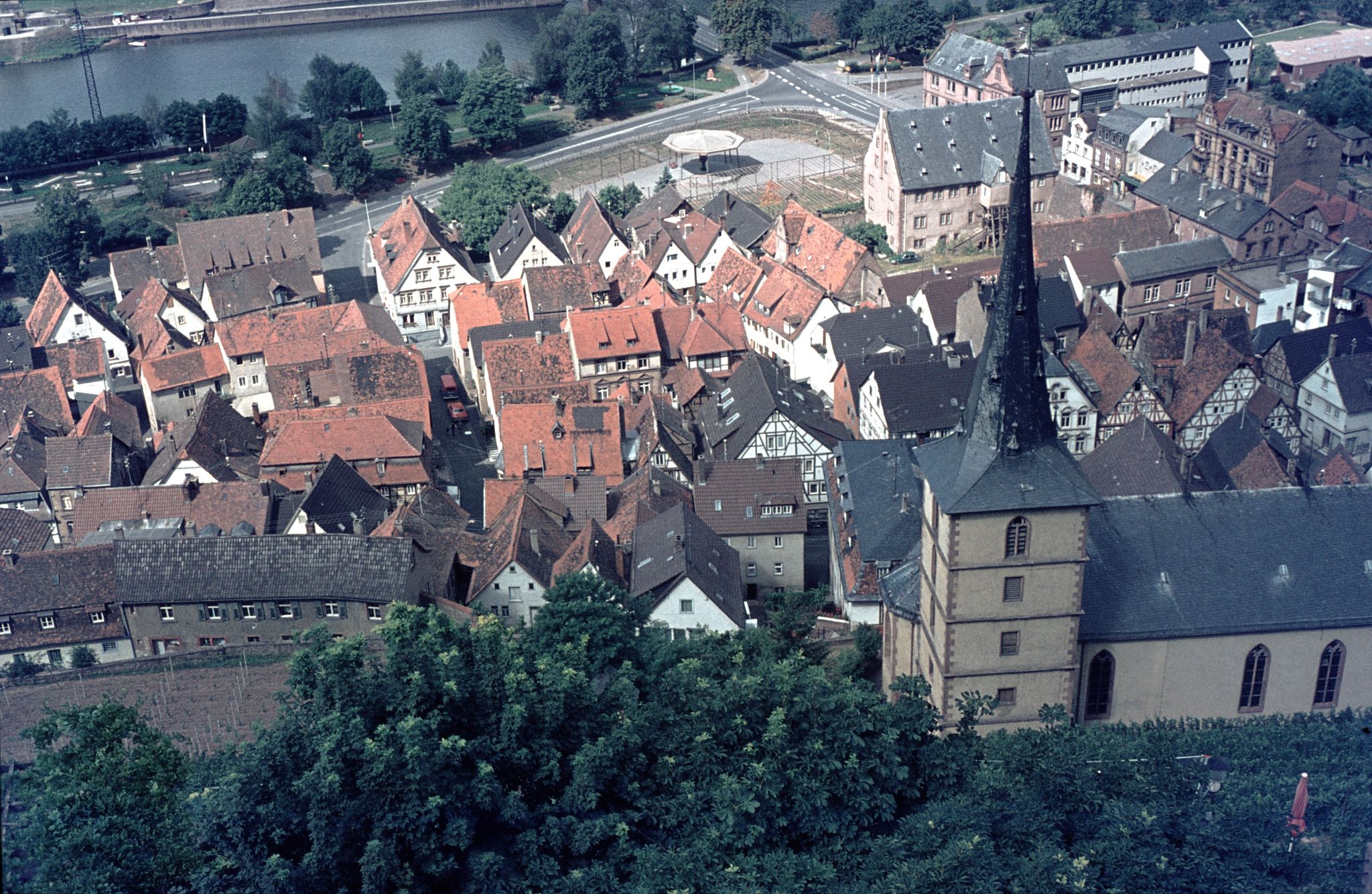 Blick von der Clingenburg auf die Altstadt mit Winzerfestplatz