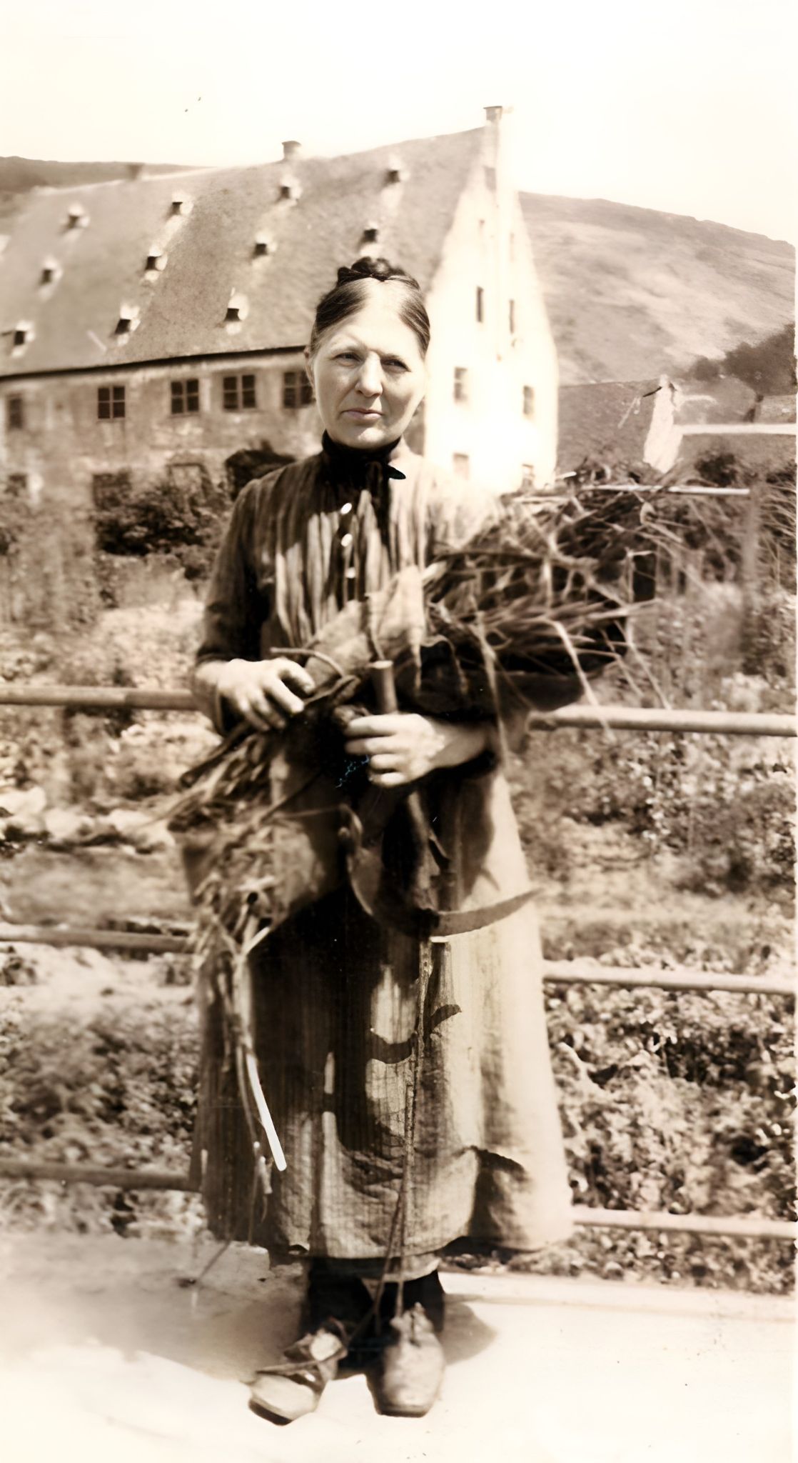 Frau mit Erntebüschel vor den Lindenflecken