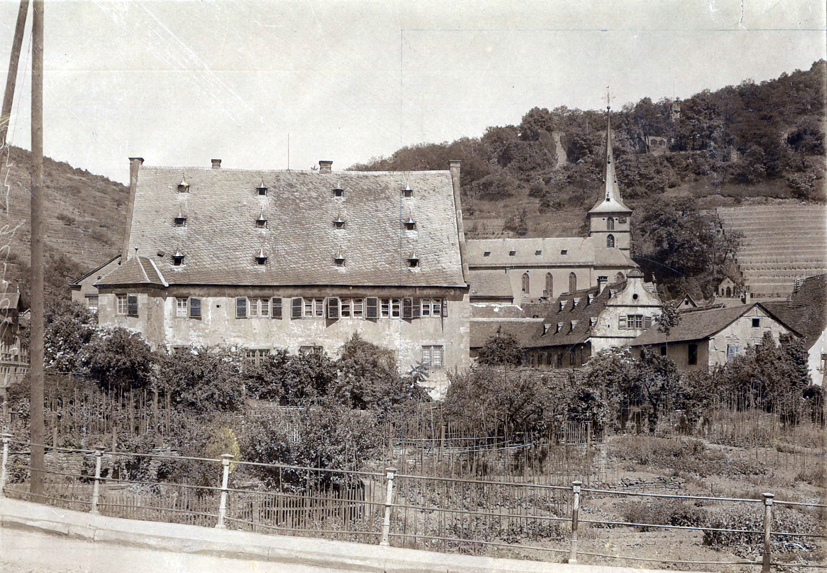 Das Haupthaus des Schloss Mairhofen mit Garten um 1925