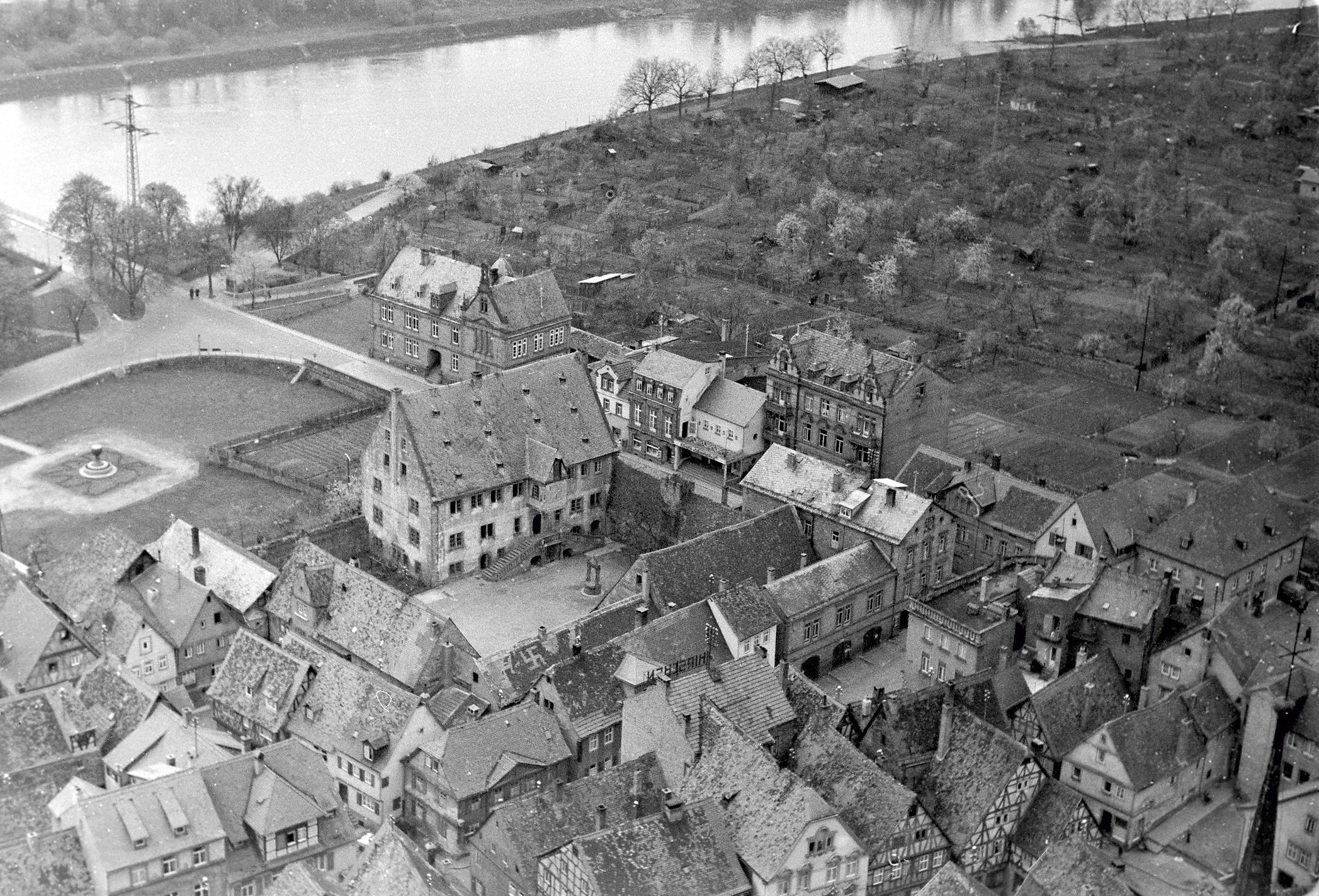 Luftaufnahme mit Winzerfestplatz links im Bild