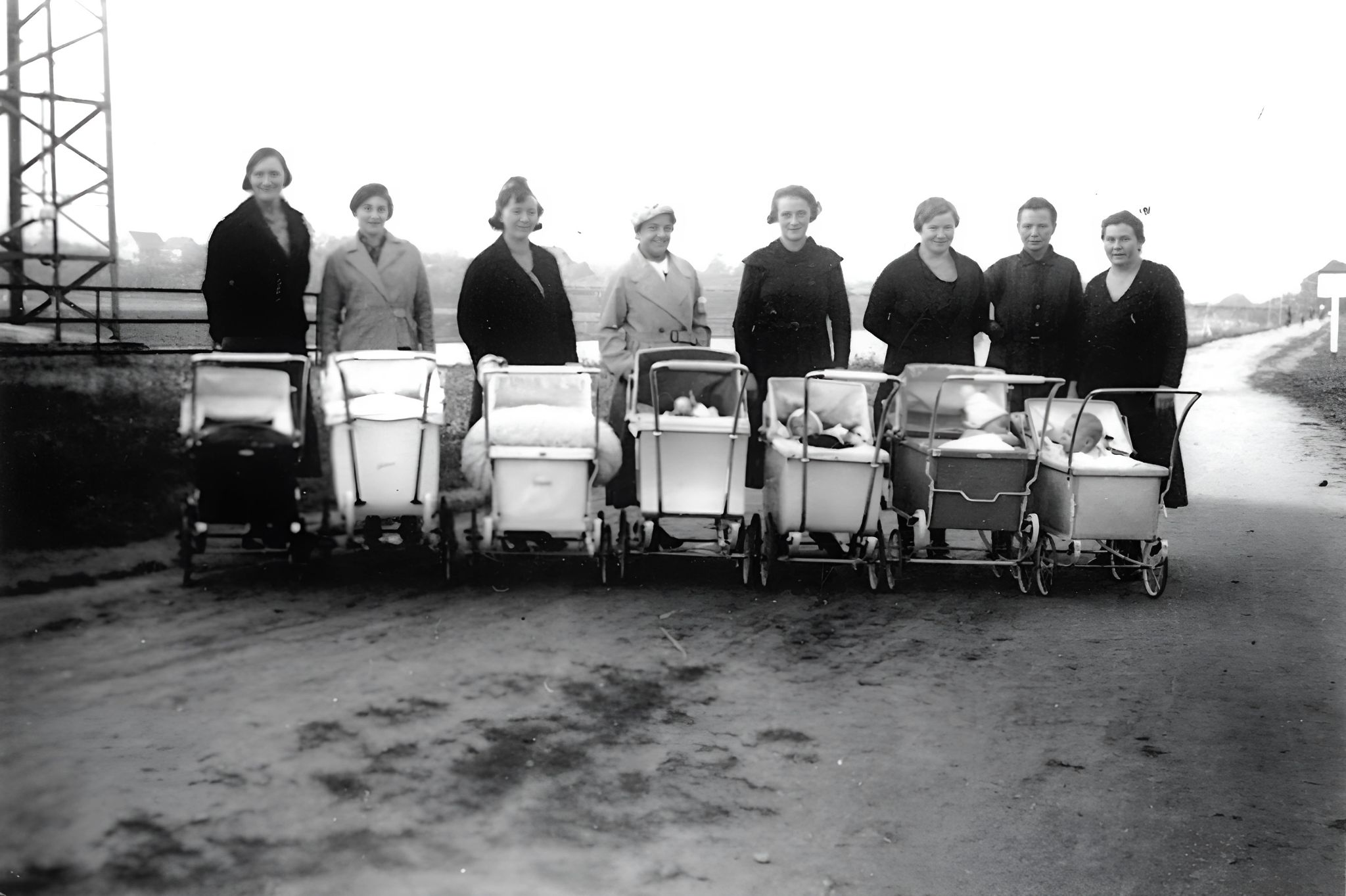 Kinderwagen-Parade am Mainufer 1934