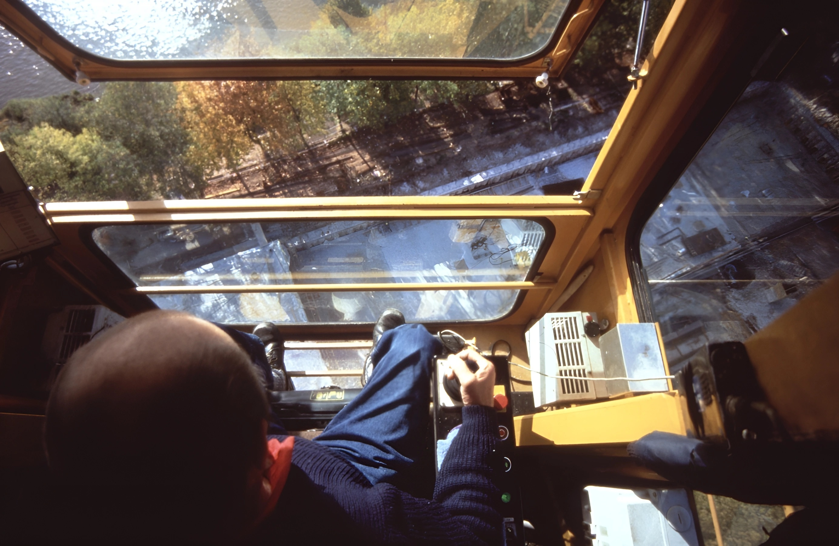 In der Führerkanzel des Krans