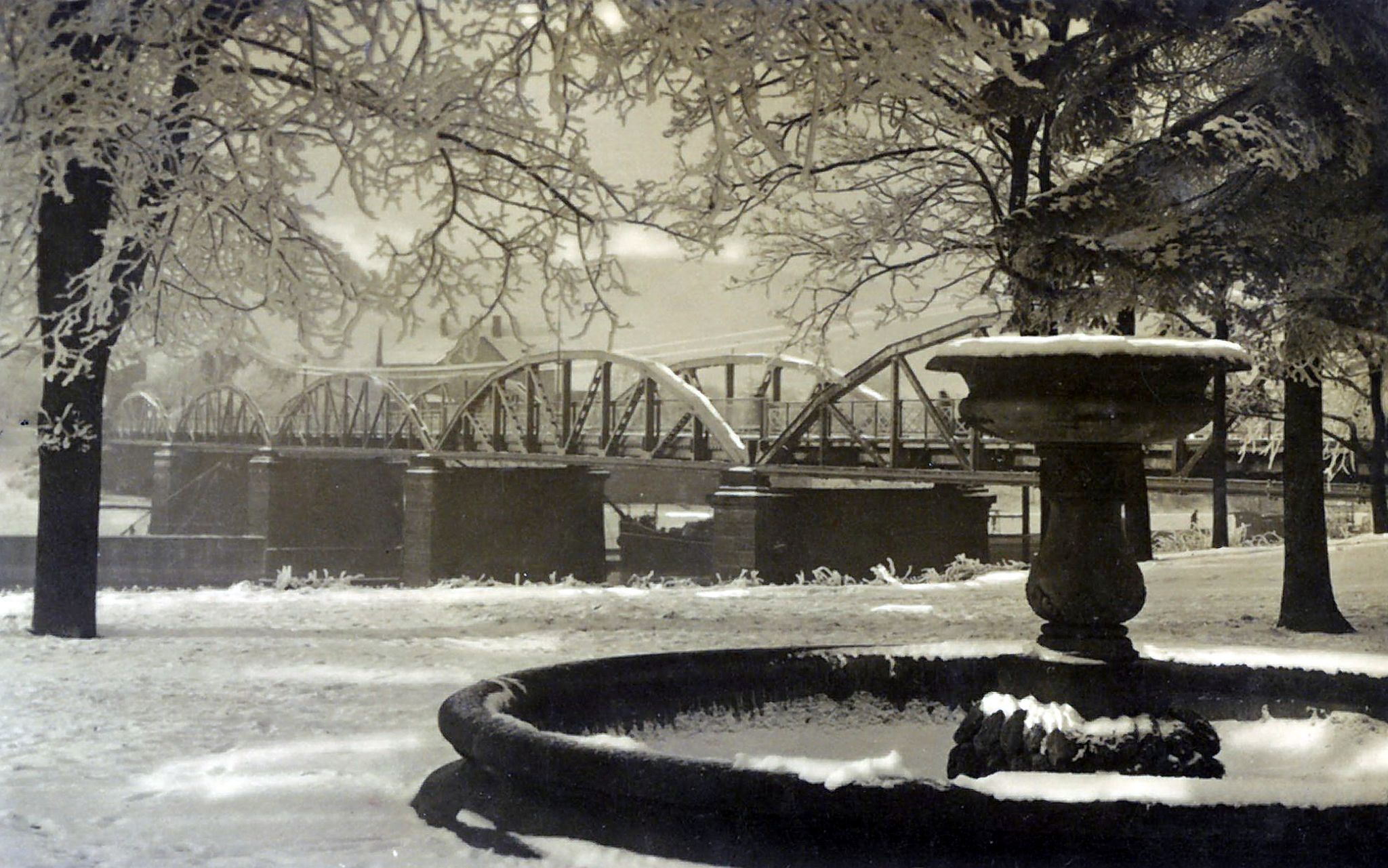 Der Springbrunnen mit Blick auf Trennfurt 1925