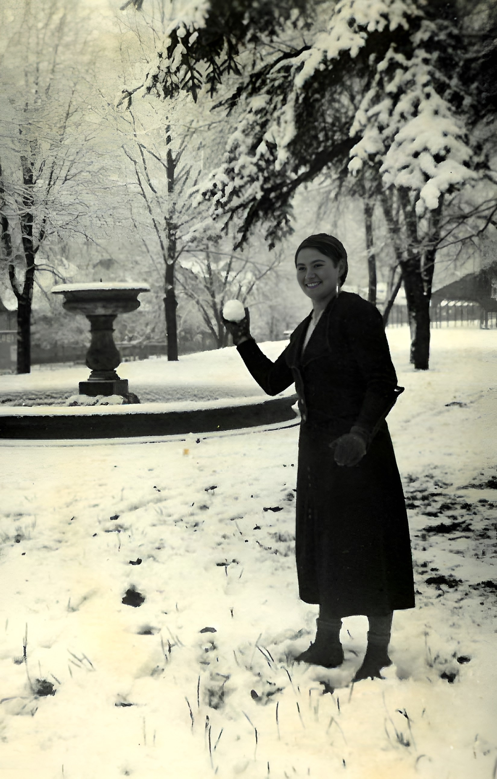 Friedel Eckert mit einem Schneeball am Springbrunnen 1931