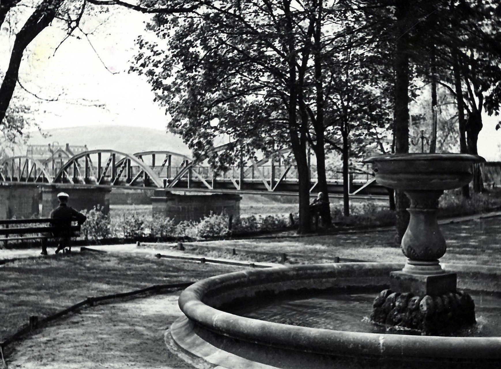 Der Springbrunnen mit Blick auf die Mainbrücke um 1940