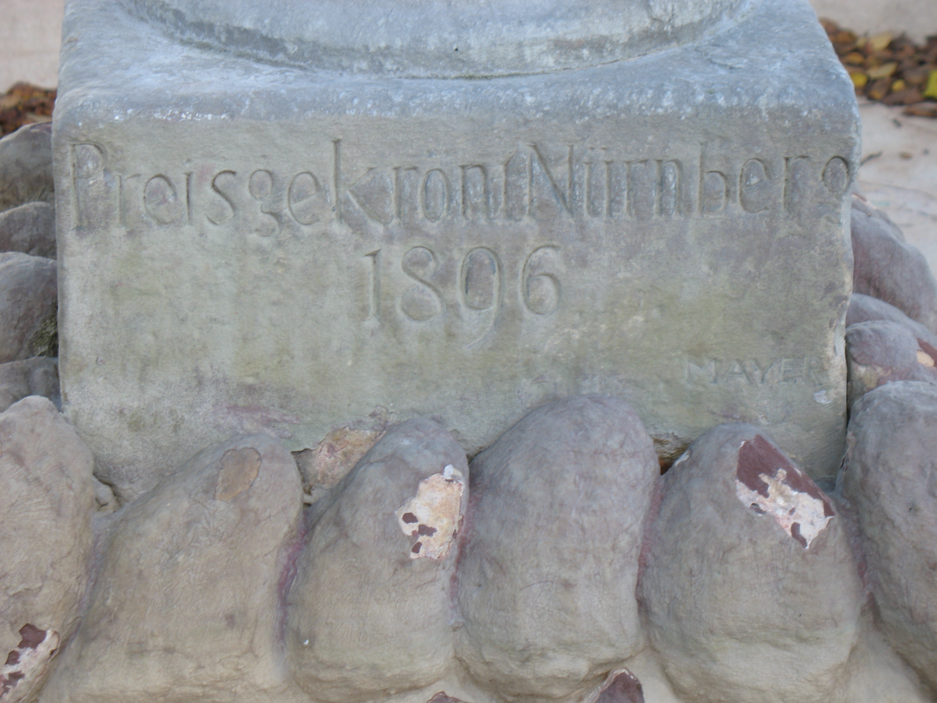 Die Inschrift am Sockel des Brunnens