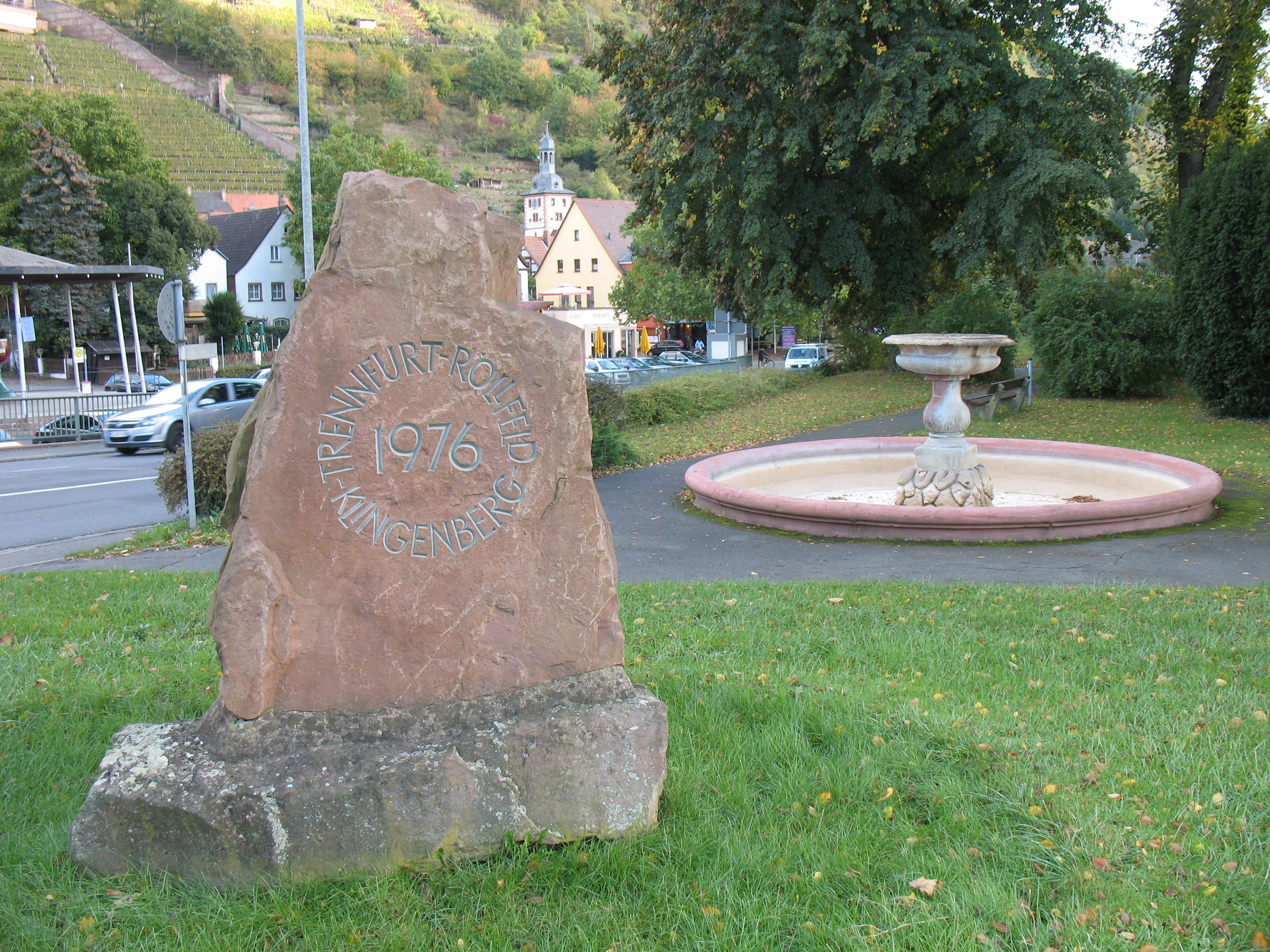 Brunnen und Gedenkstein des Zusammenschlusses der Ortsteile Klingenberg, Röllfeld und Trennfurt