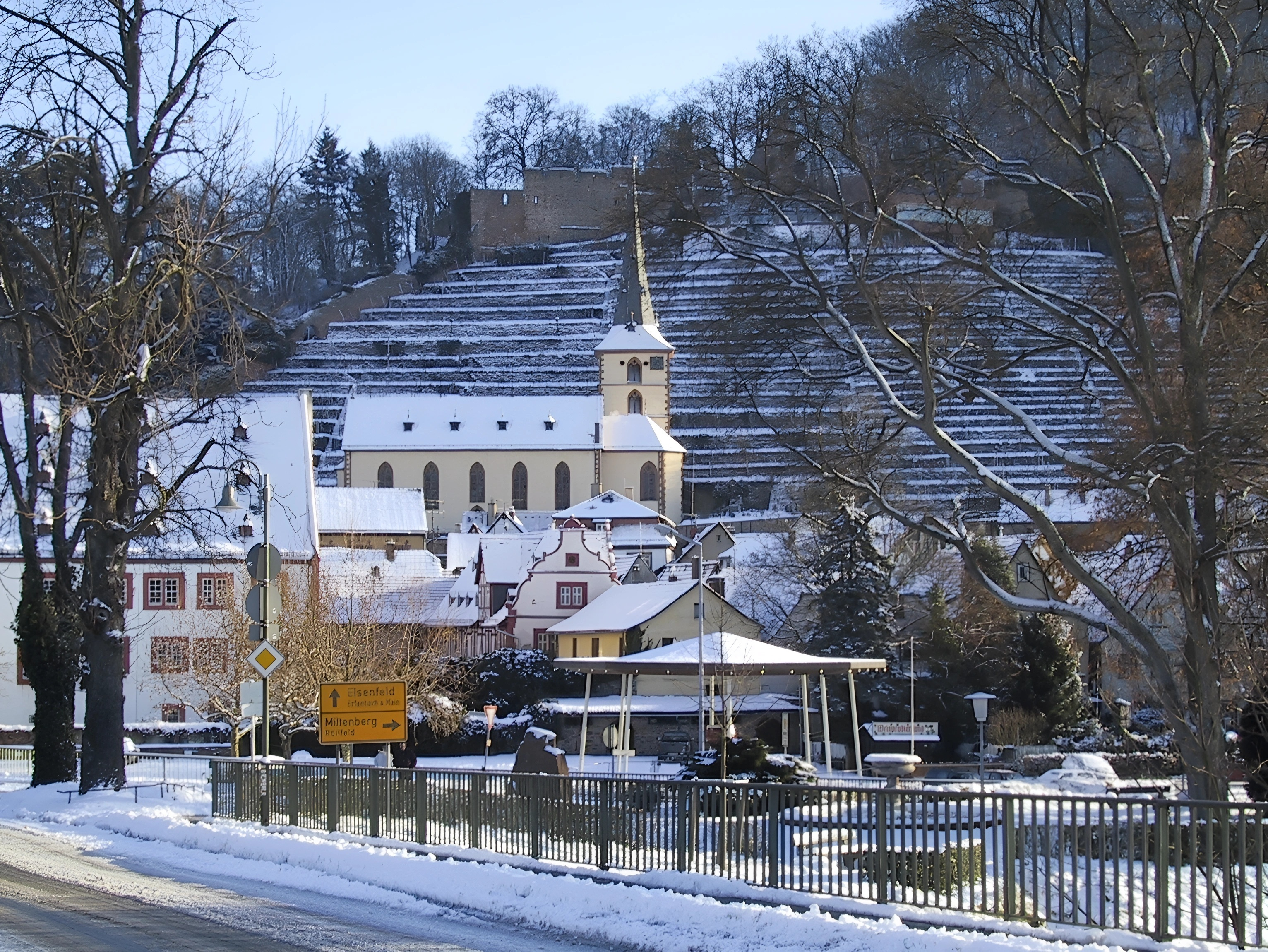 Blick auf Klingenberg im Winter
