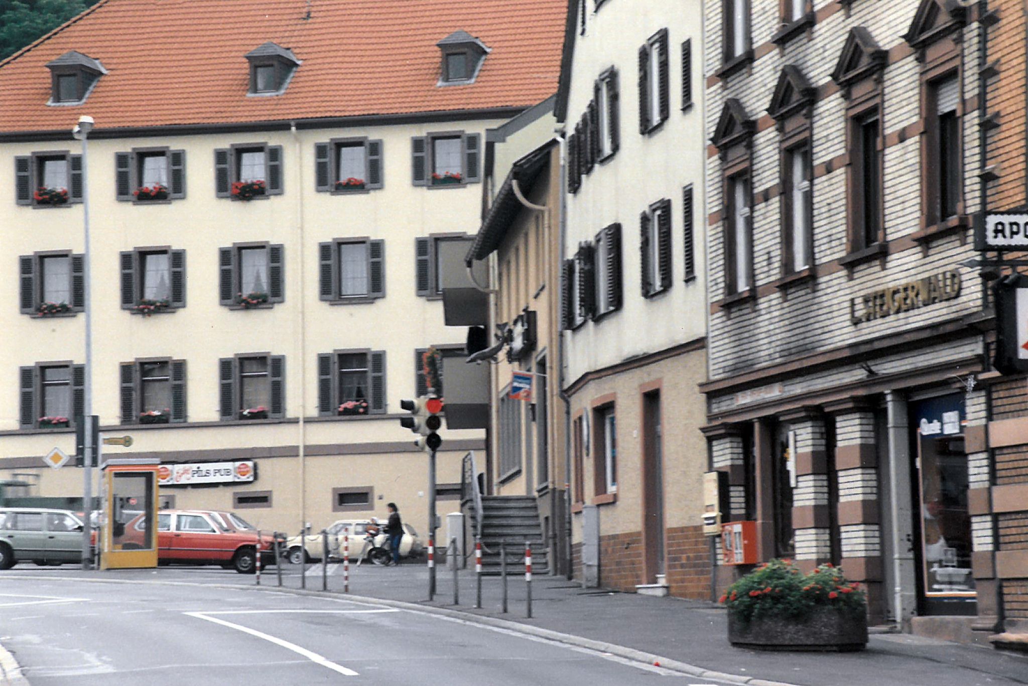 Der Marktplatz mit "Polizeihaus" (Hauptstraße 5)