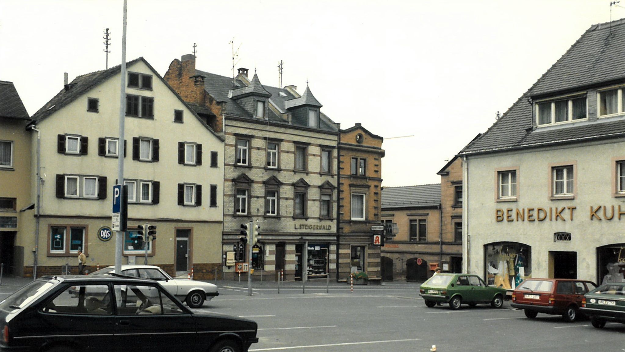 Der Marktplatz mit Apotheke und Anwesen Benedikt Kuhn