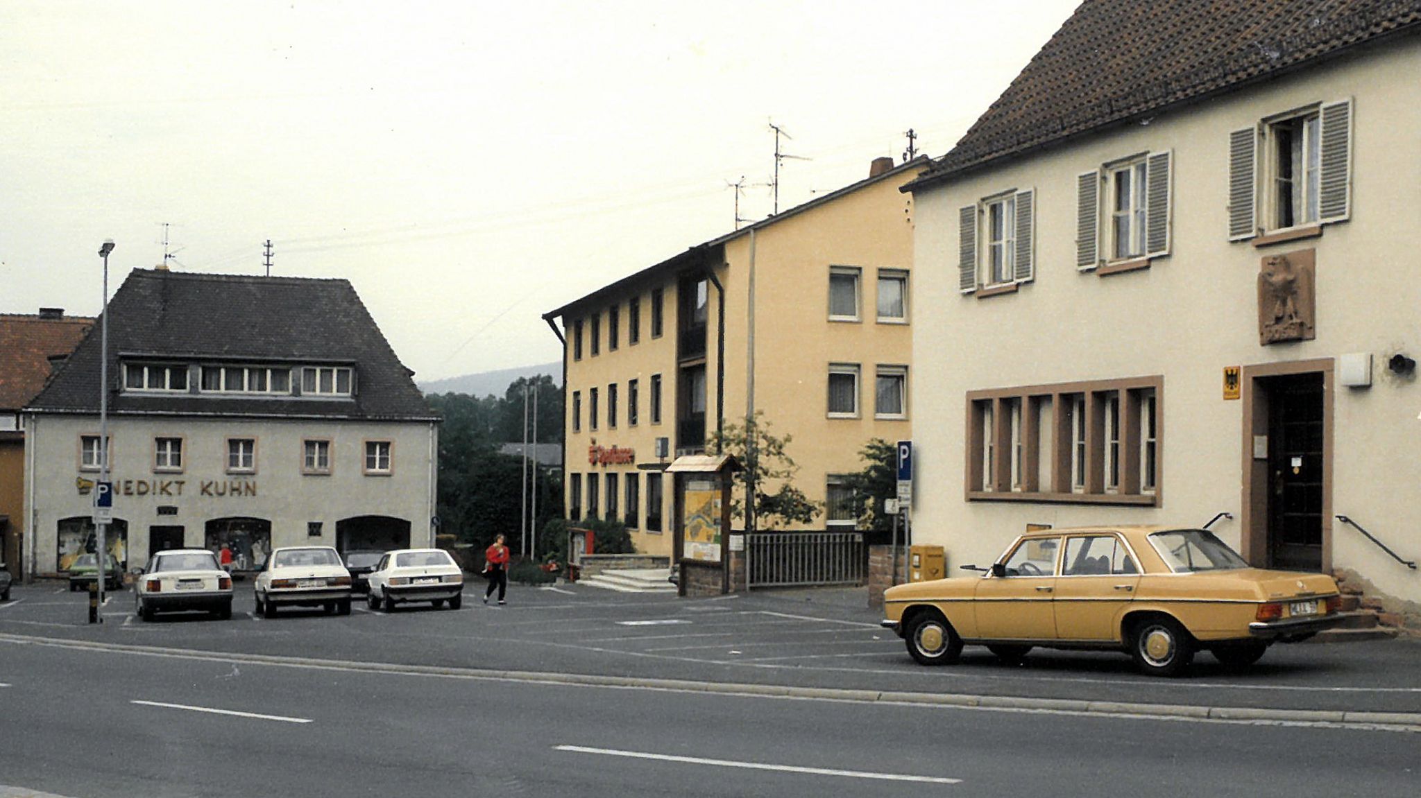 Marktplatz mit Anwesen Benedikt Kuhn, Sparkasse und Postgebäude