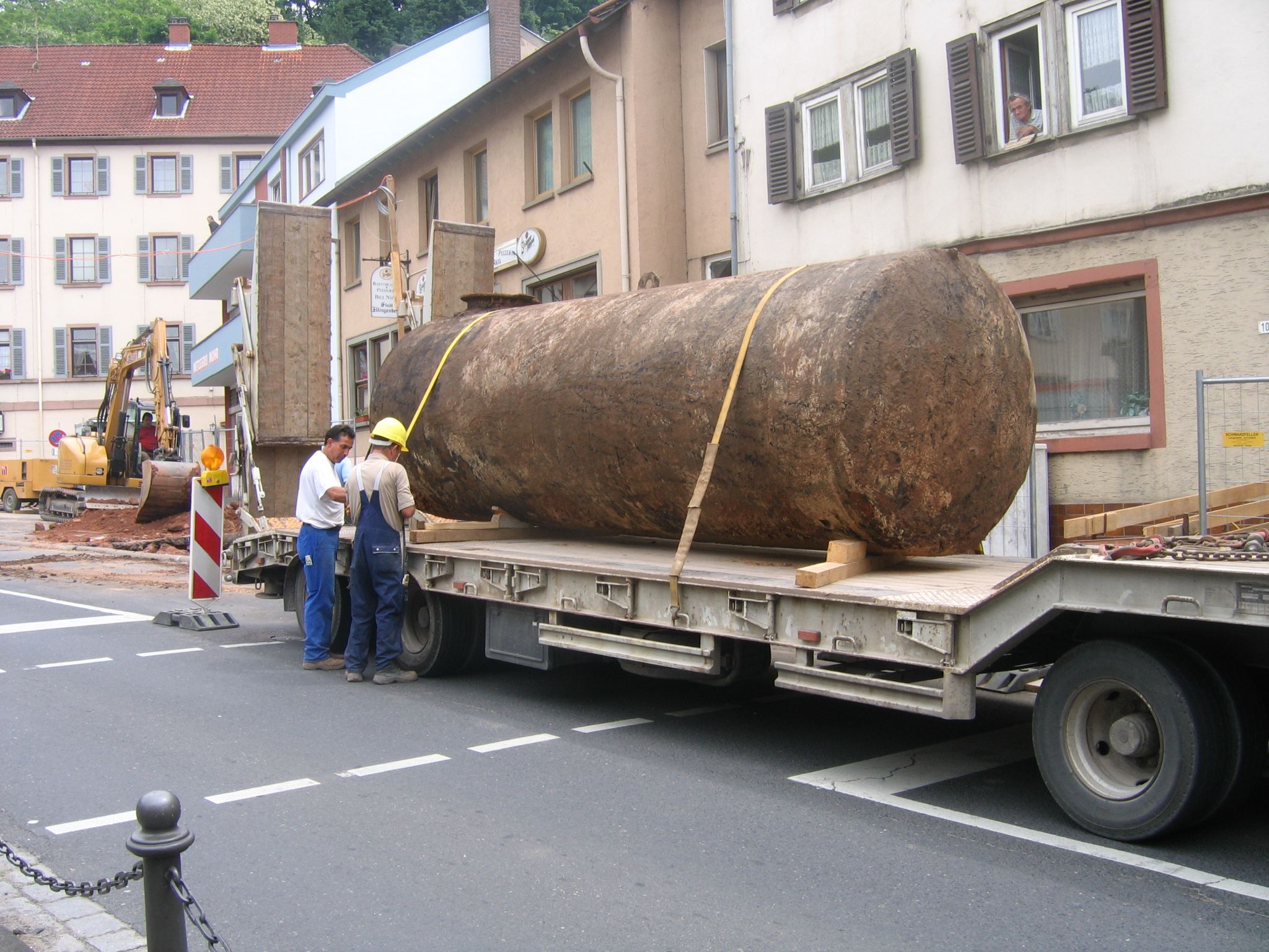 Bei den Bauarbeiten kam ein stillgelegter Öltank zum Vorschein und musste gehoben werden