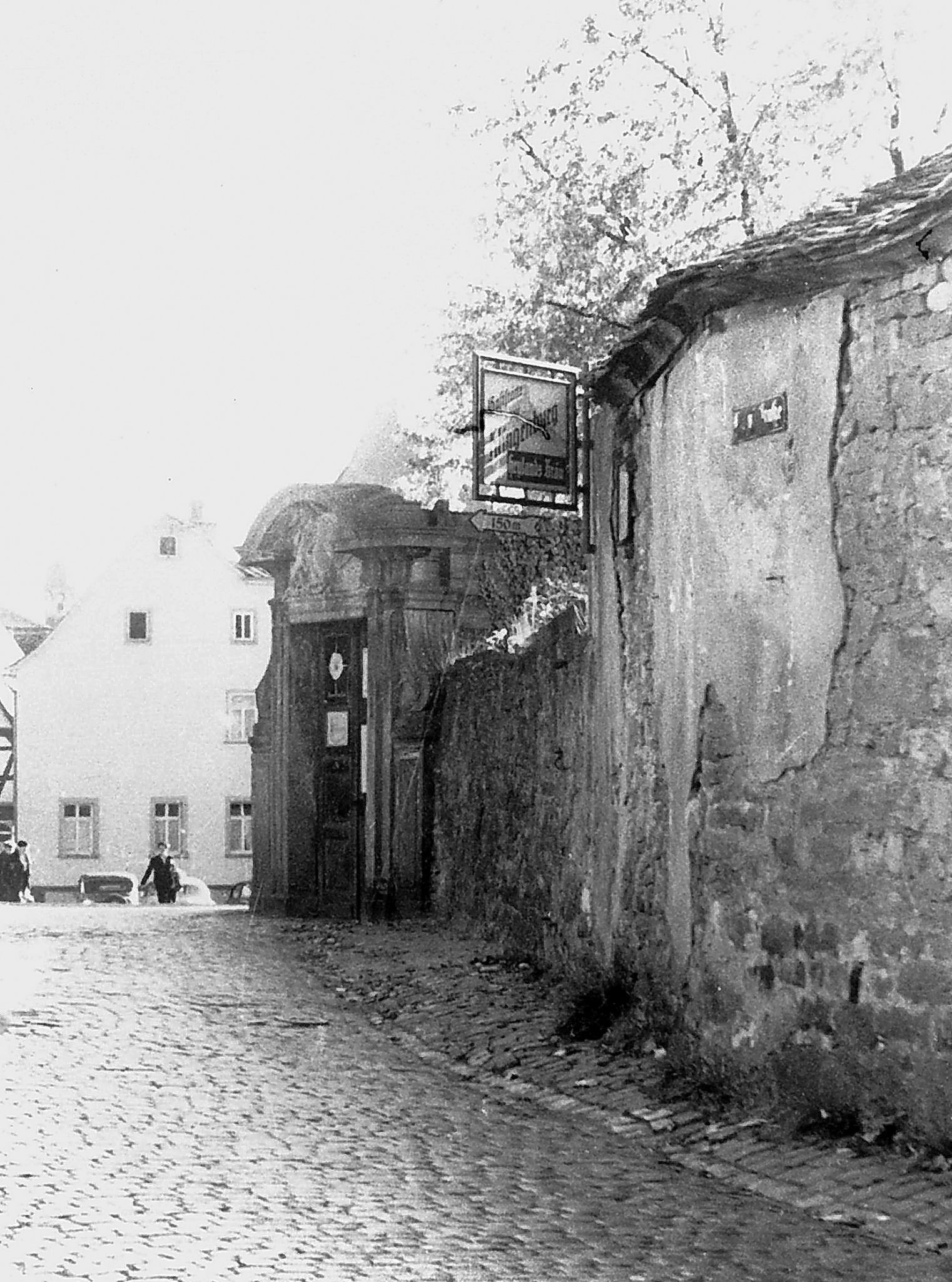 Das Eingangsportal trug folgende Inschrift: