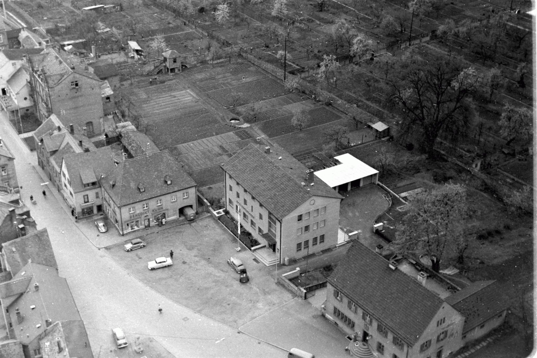 Rechts im Bild ist hinter dem damaligen Postamt noch der zweite Brunnen zu sehen.