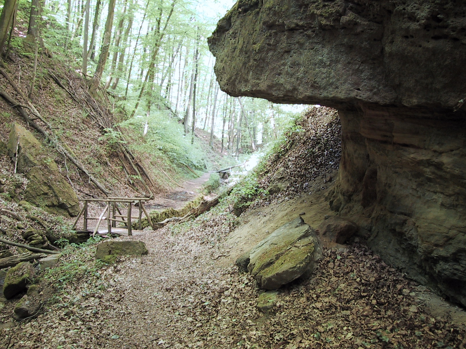 Der Wanderweg durch die Schlucht ist oft von markanten Felsen umrahmt