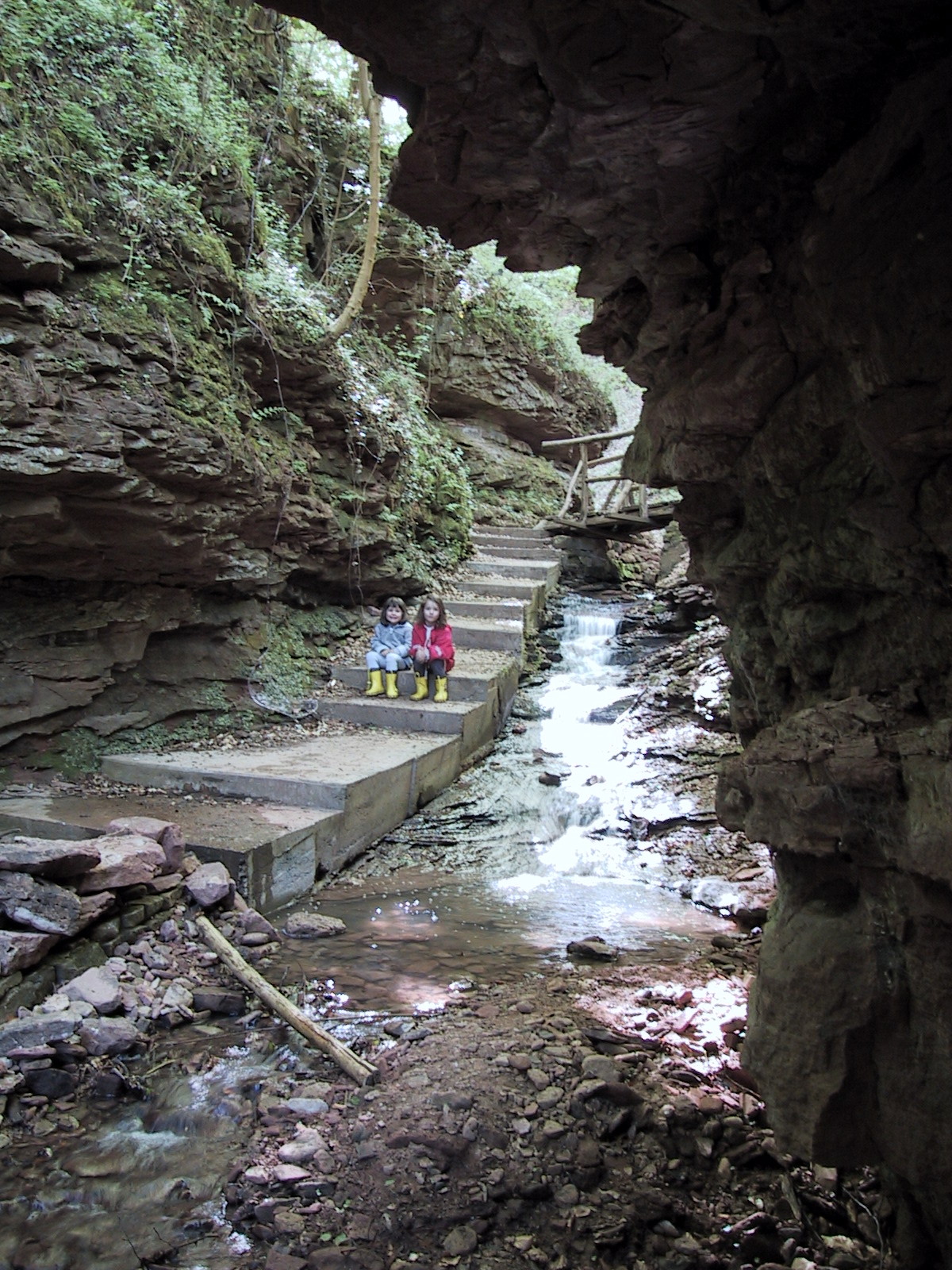 Treppen führen durch diese imposante Engstelle