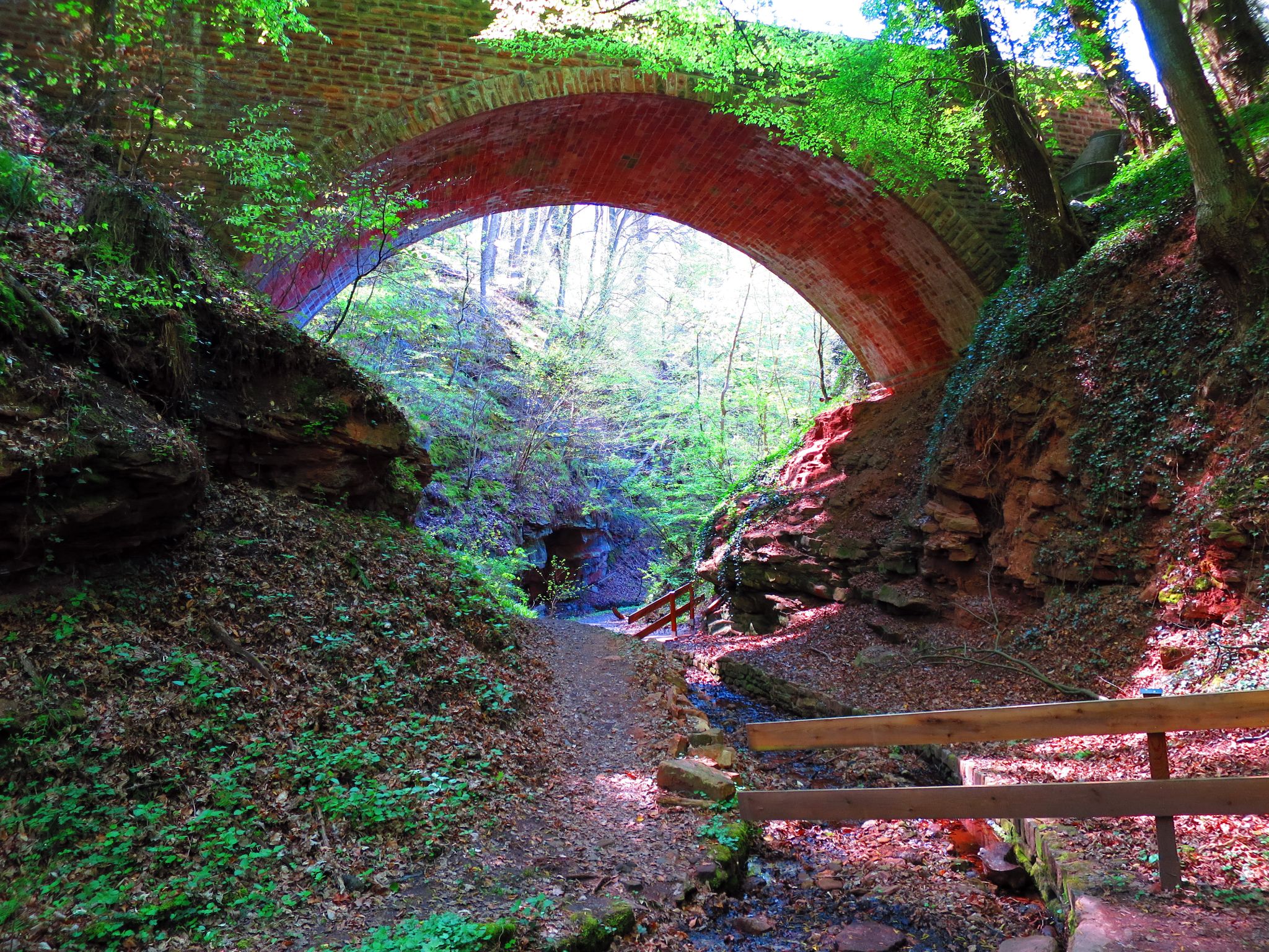 Unterhalb der Brücke
