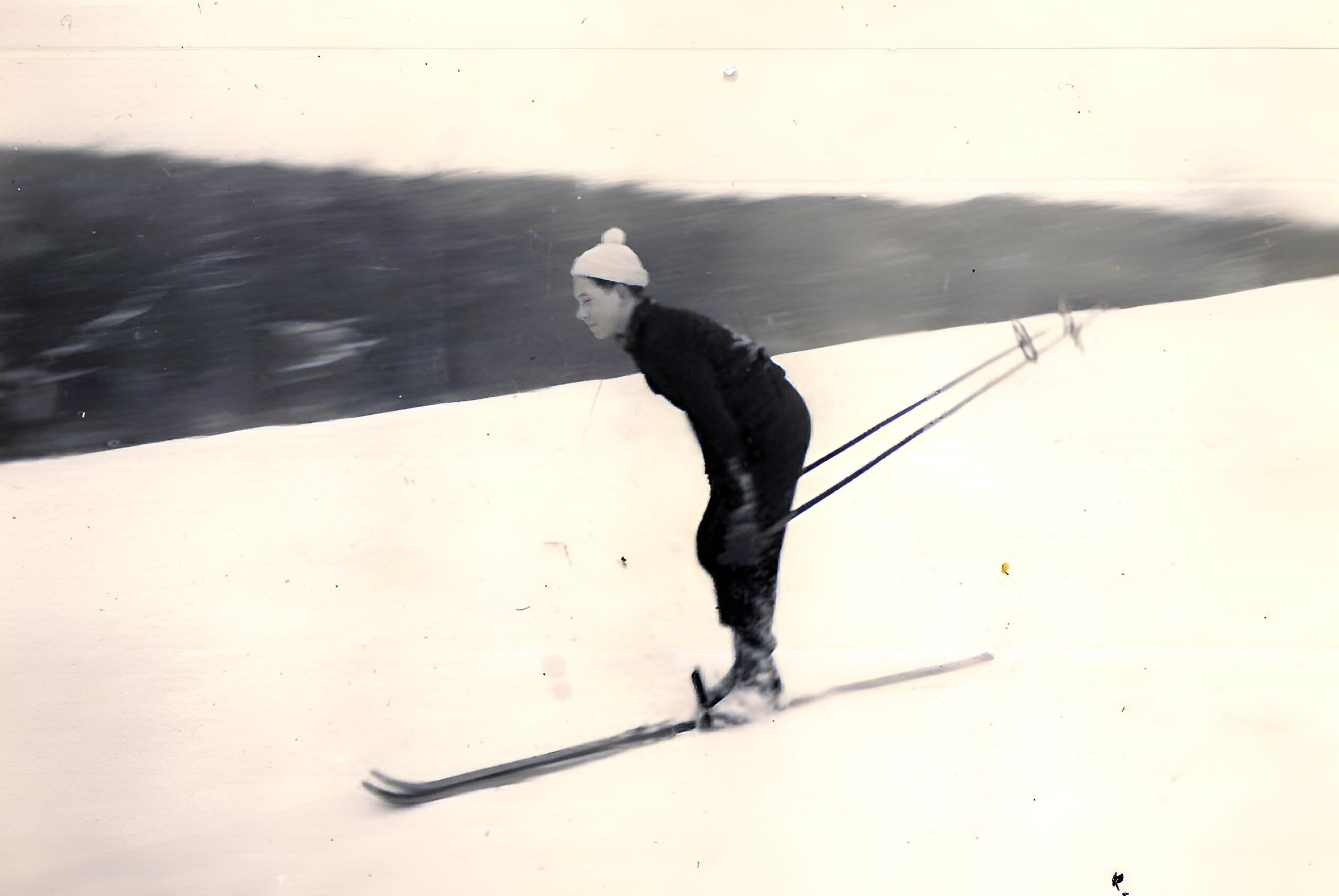 Werner Mallad im Januar 1953 bei der Abfahrt mit Skiern