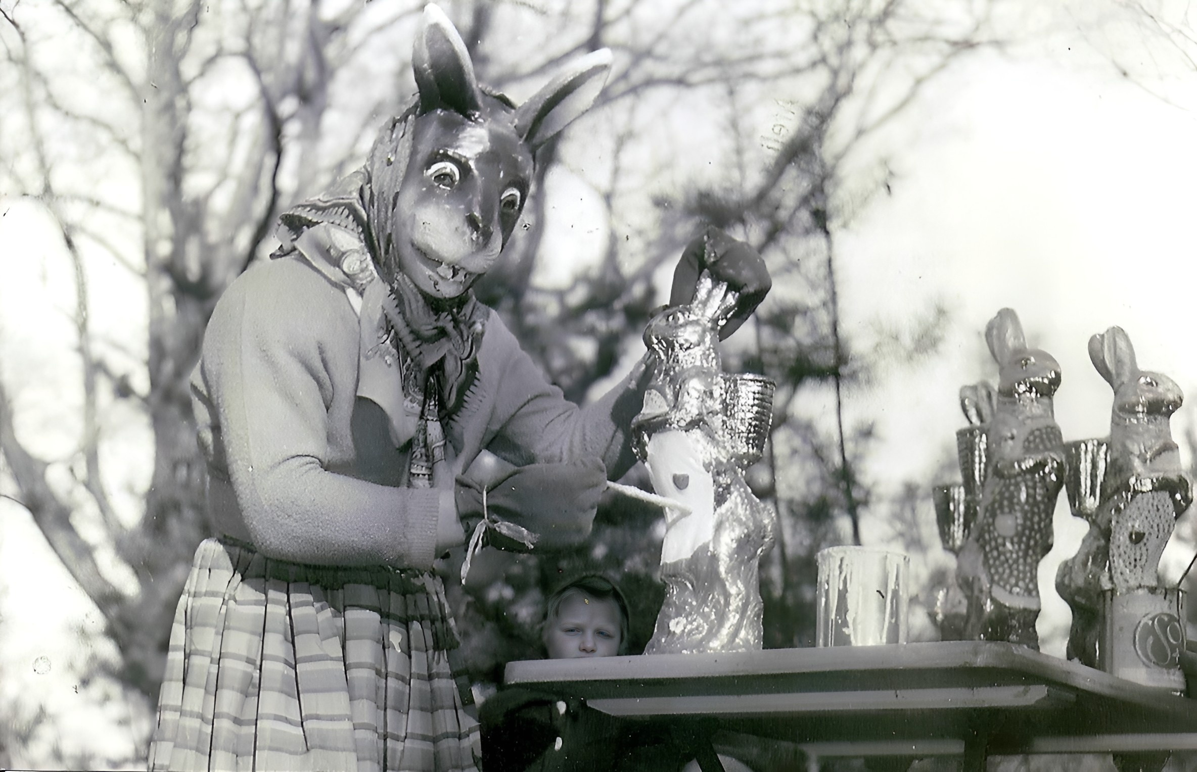 Der Osterhase beim Anmalen eines Schokoosterhasen 1955