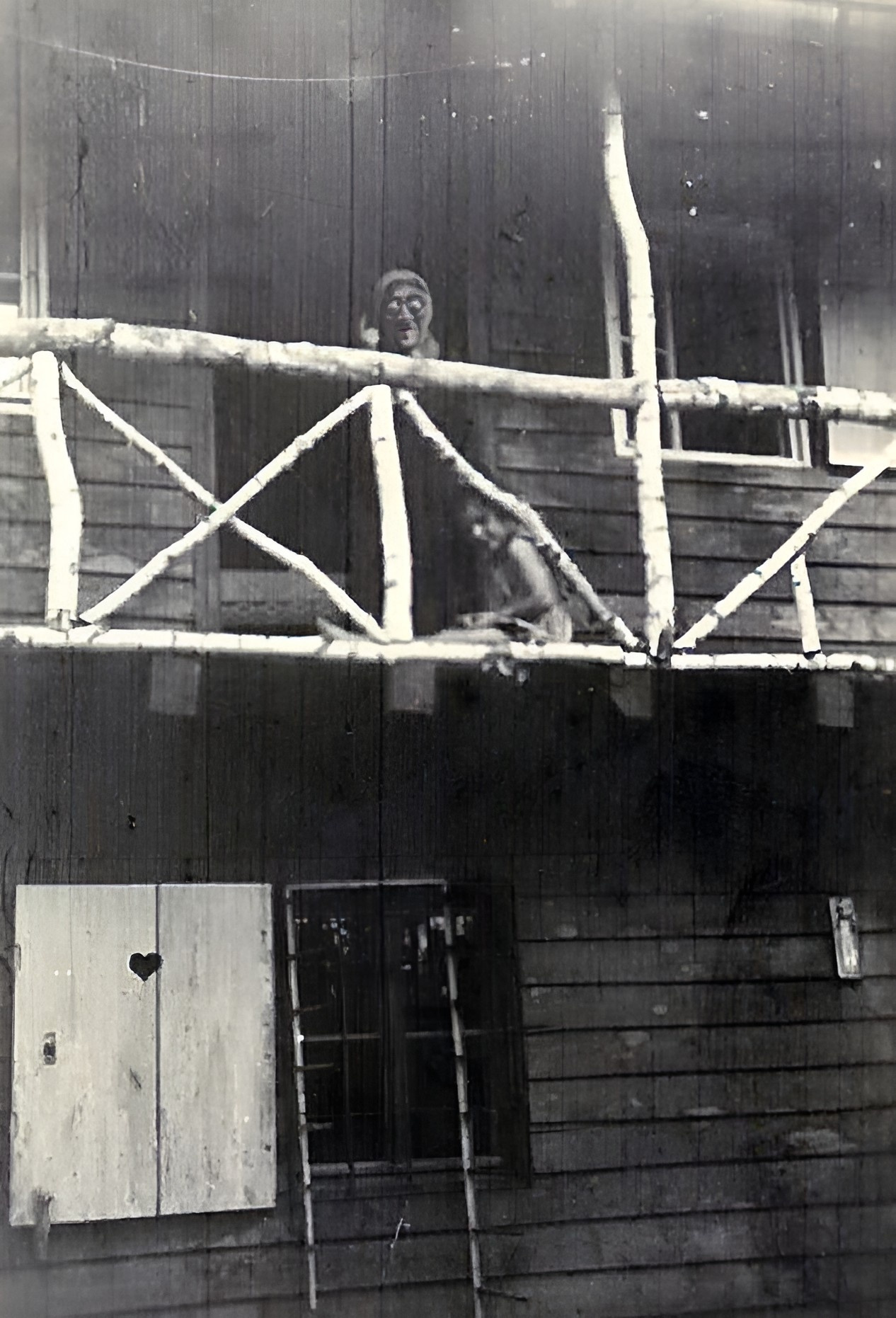 Wer schaut den da vom Balkon?