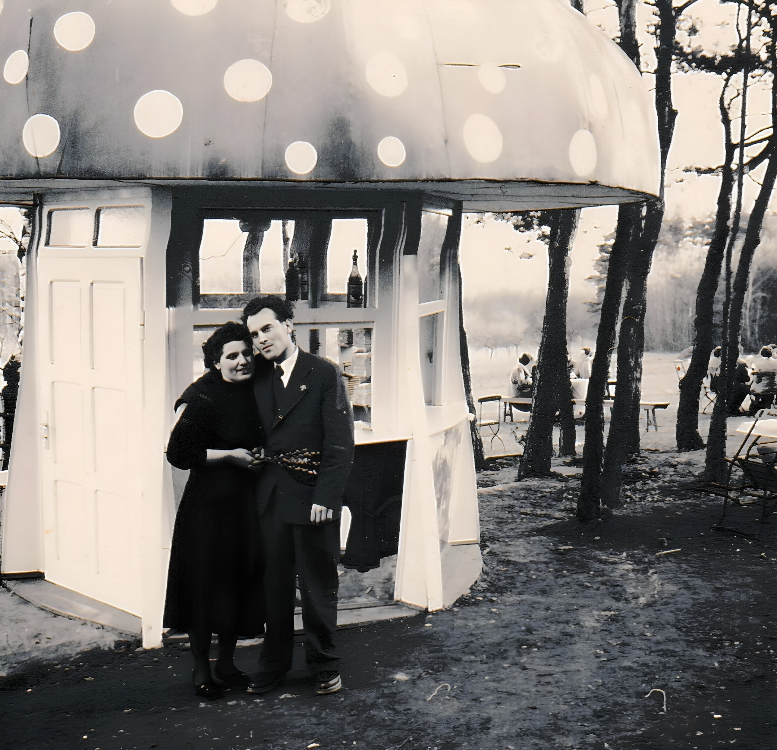 Vor dem Märchenpilz 1956