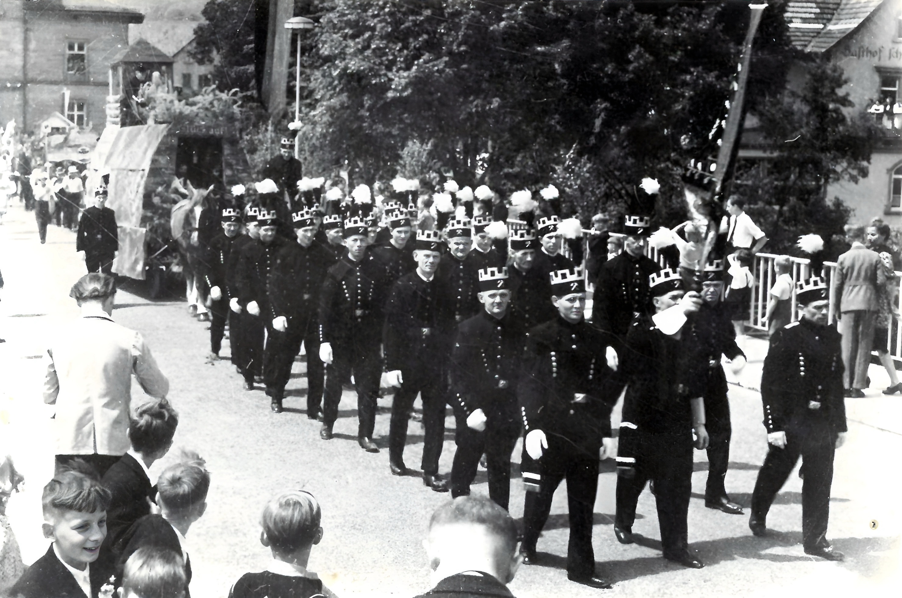 Bergleute beim Festzug 1953 auf der Mainbrücke