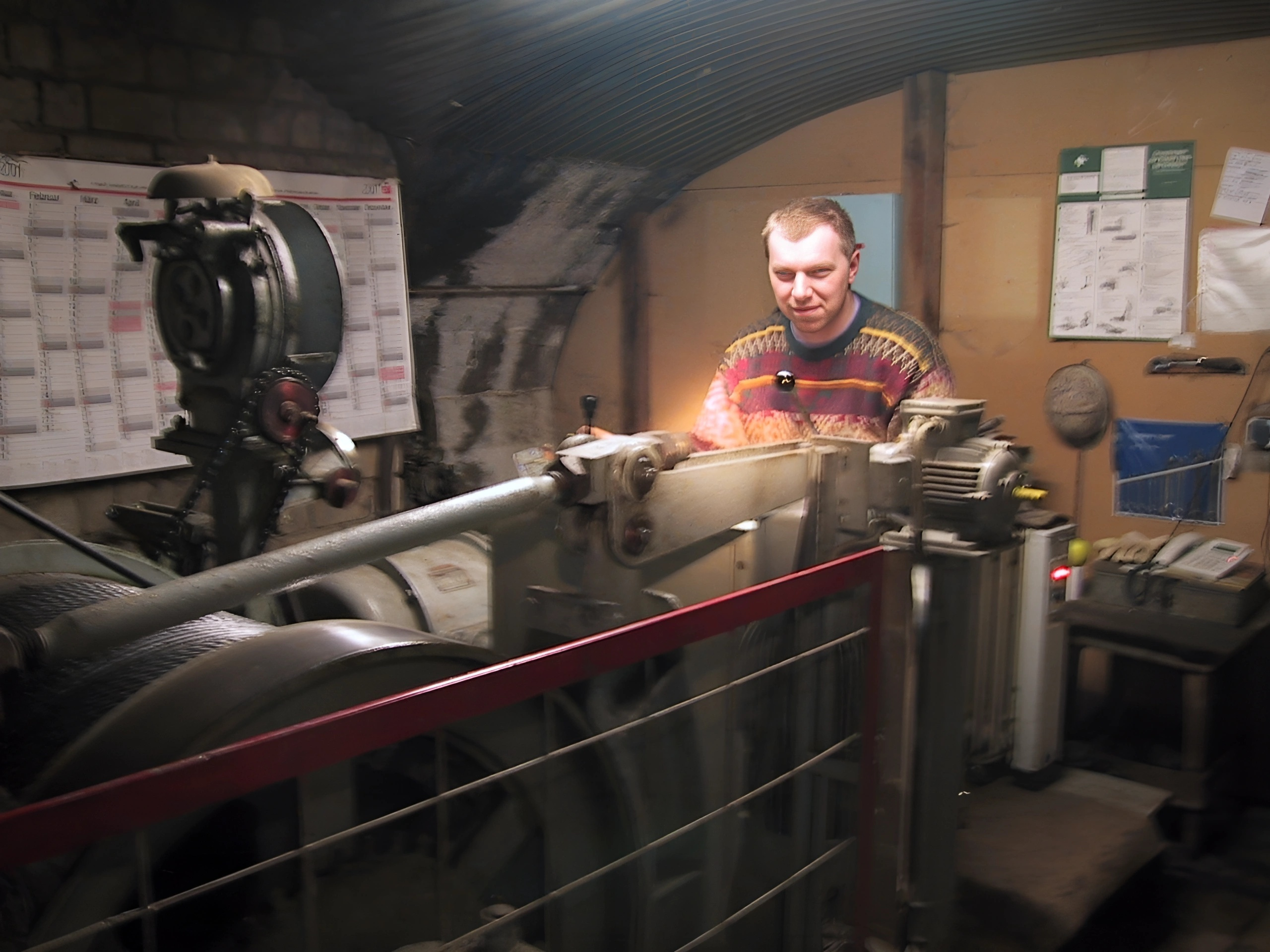 Jörg Winkler an der Steuerung des Förderkorbs