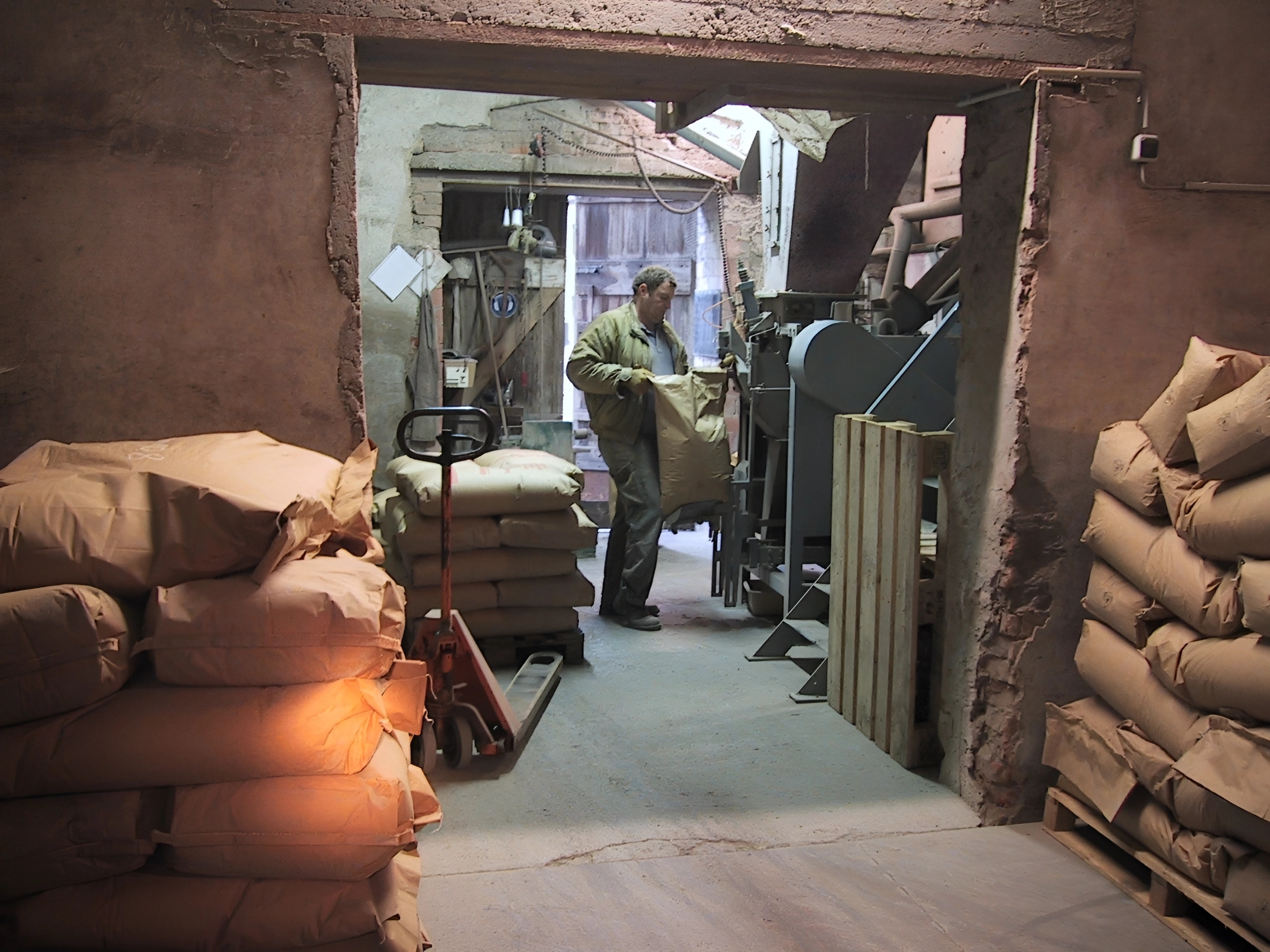 Roland Lanzendörfer in der Absackanlage