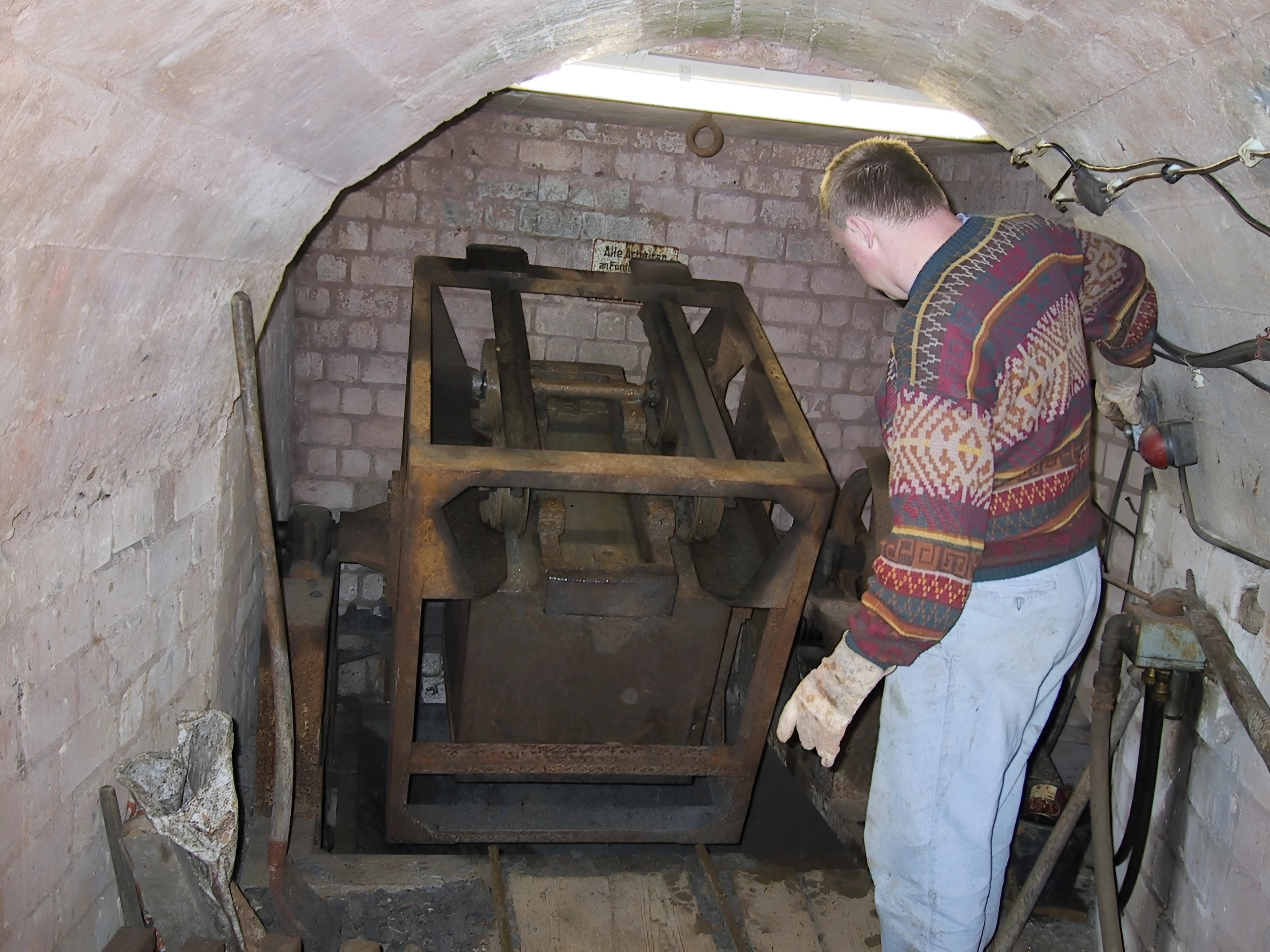 Jörg Winkler am Materialförderkorb