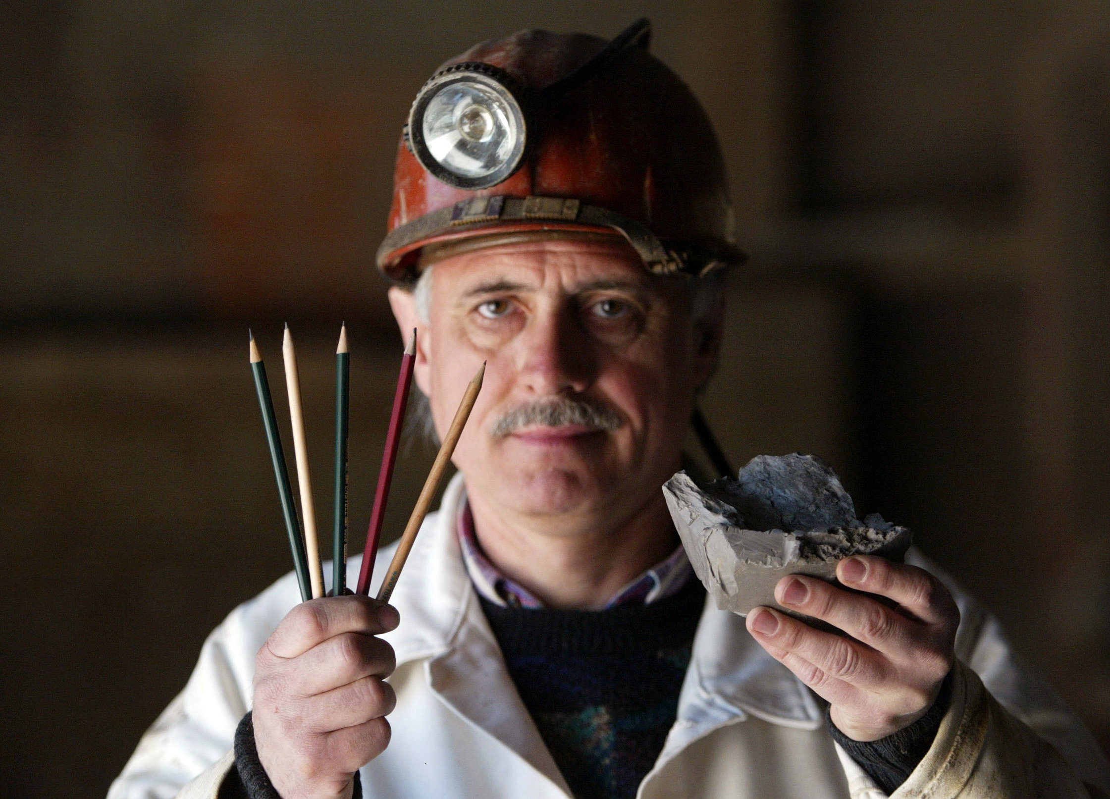 Eckhard Ehrt präsentiert den Ton und Bleistifte als Endprodukte