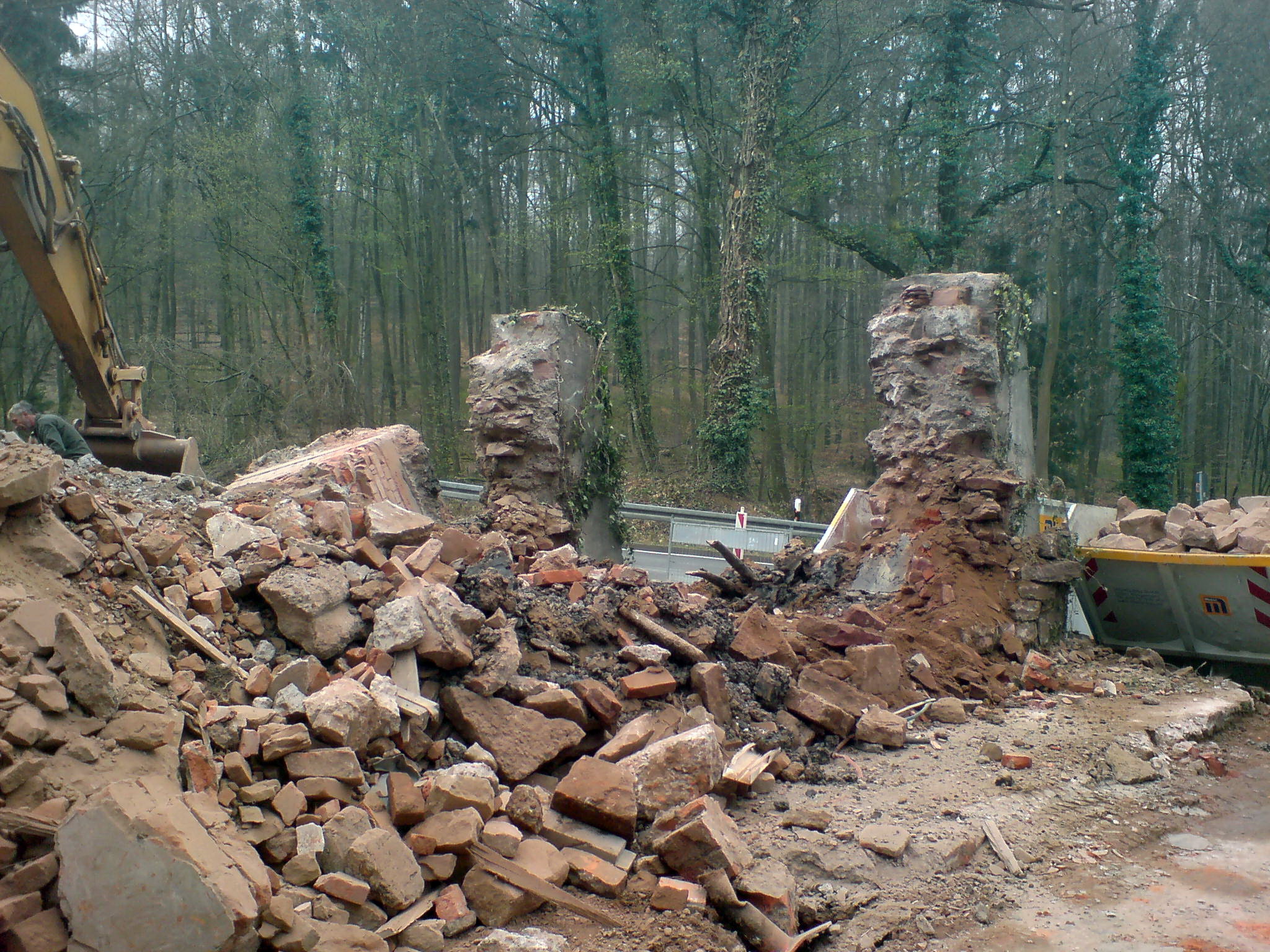Abrissarbeiten an den Gebäuden des Tonbergwerks