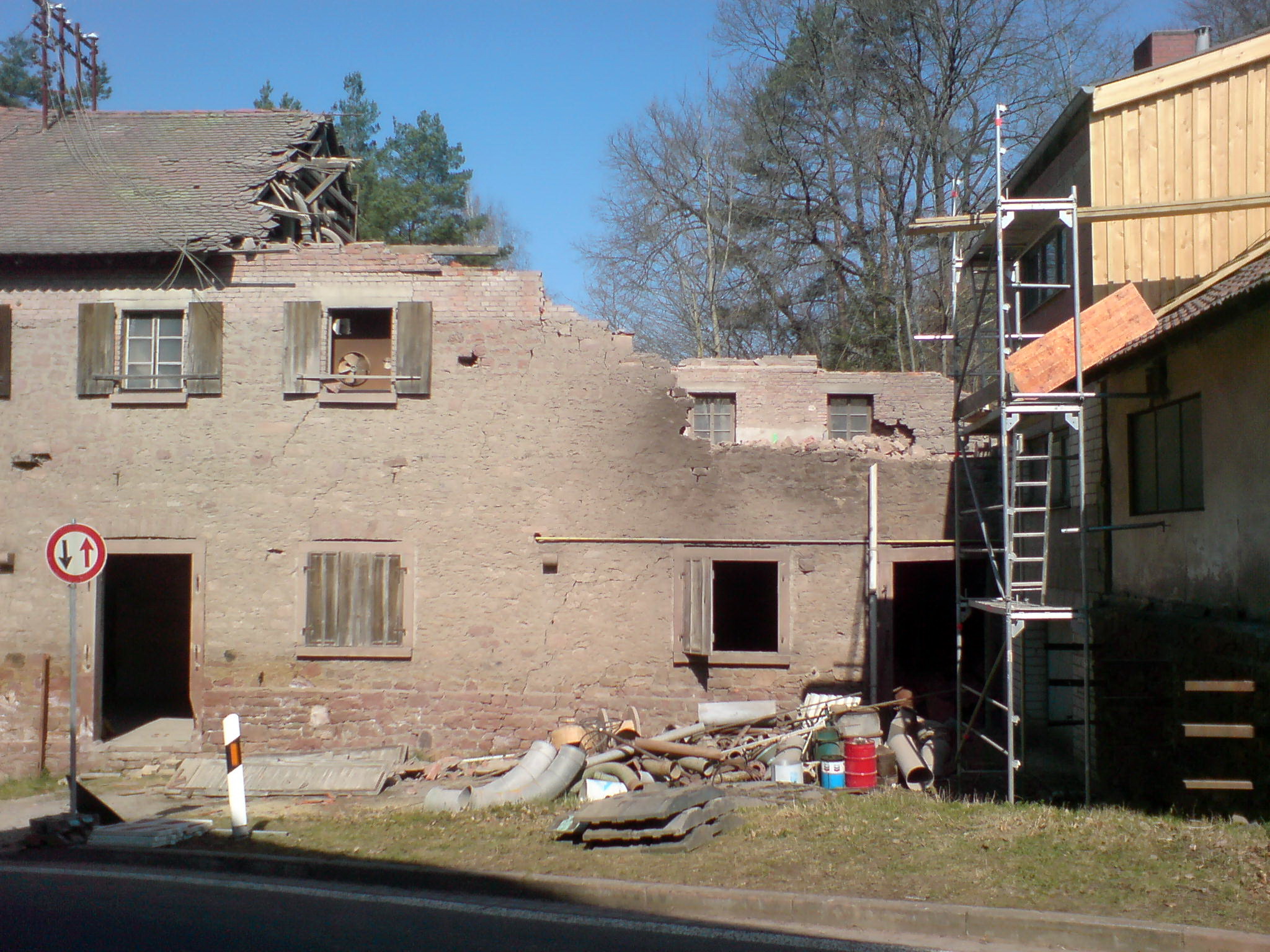 Abrissarbeiten an den Gebäuden des Tonbergwerks