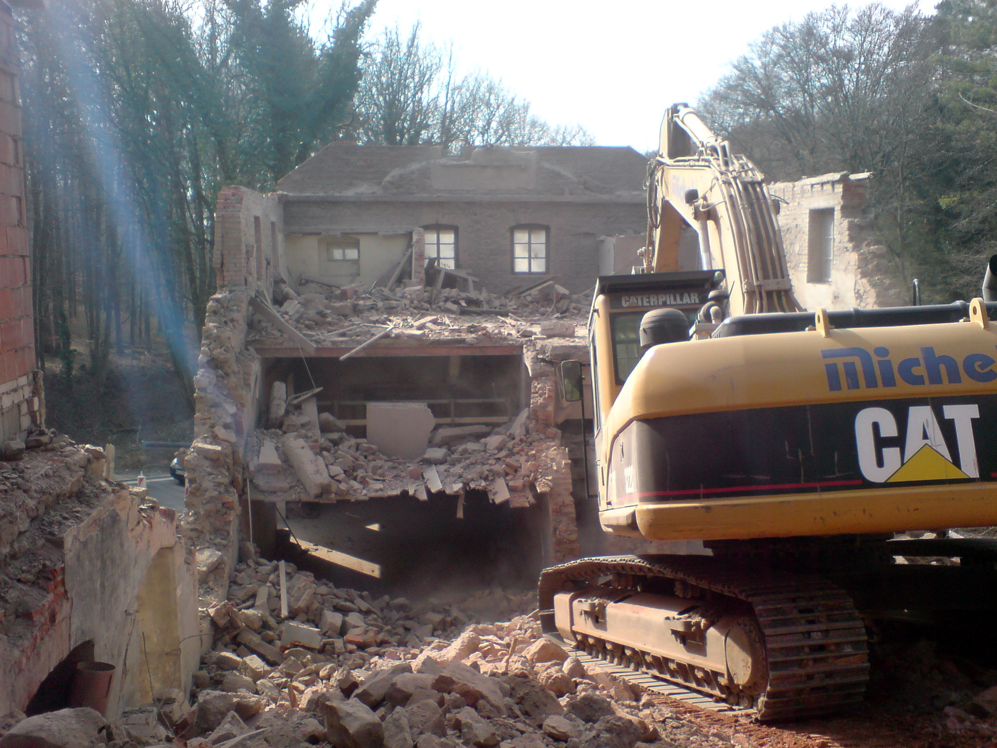 Abrissarbeiten an den Gebäuden des Tonbergwerks