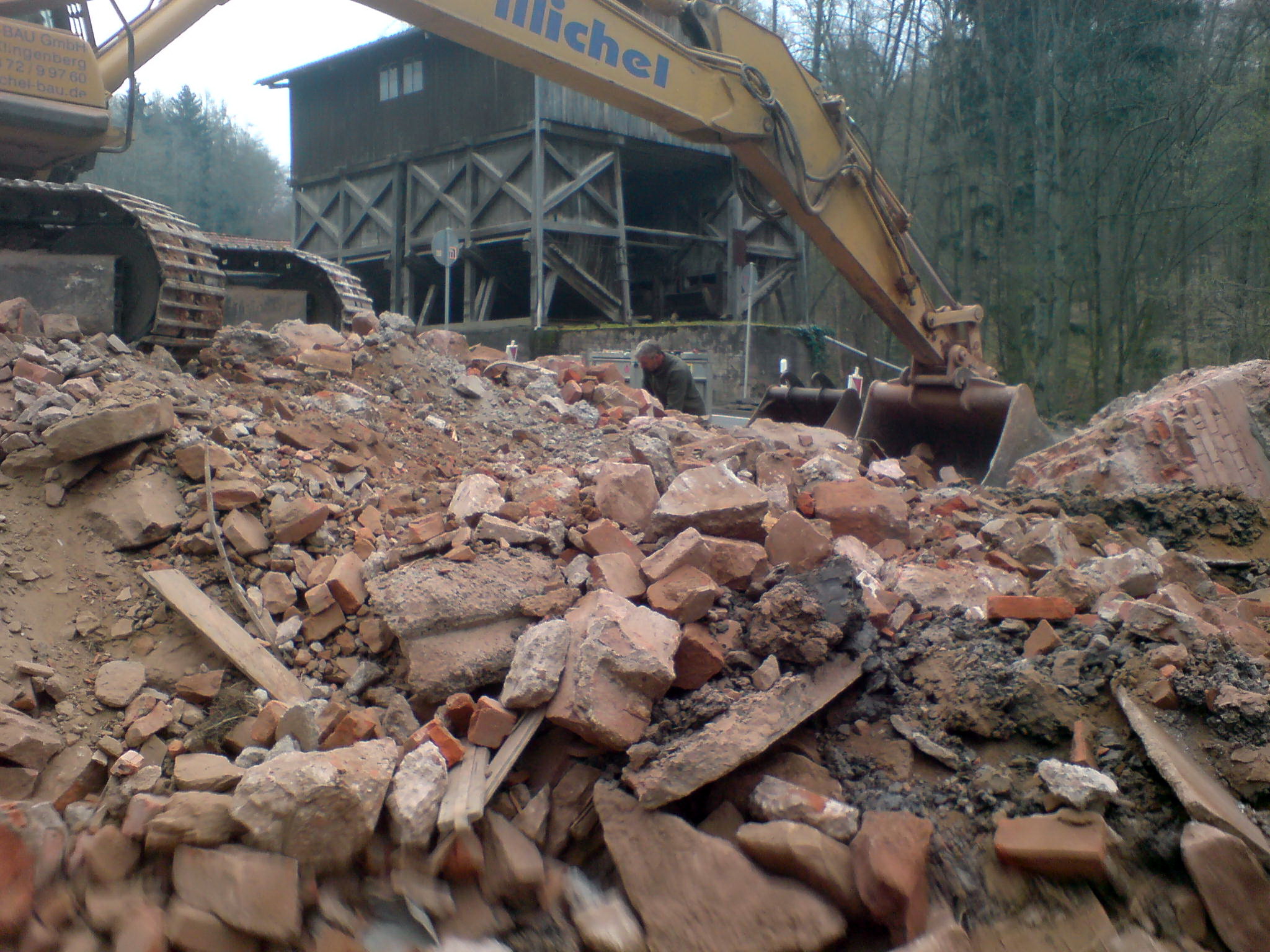 Abrissarbeiten an den Gebäuden des Tonbergwerks