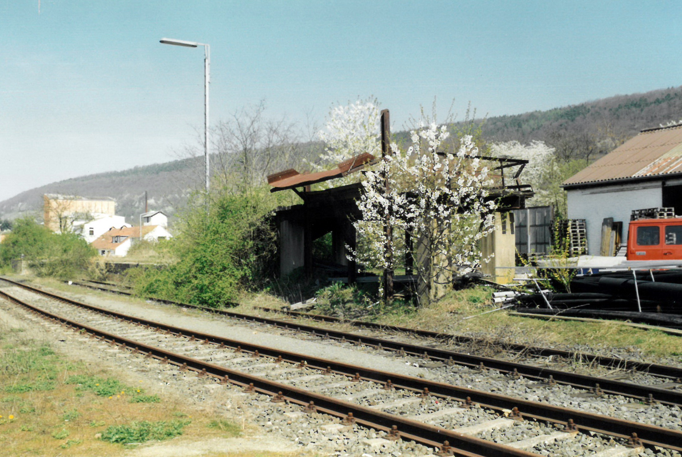 Die alte Bahnverladerampe kurz vor dem Abriss im Jahr Jahr 2002