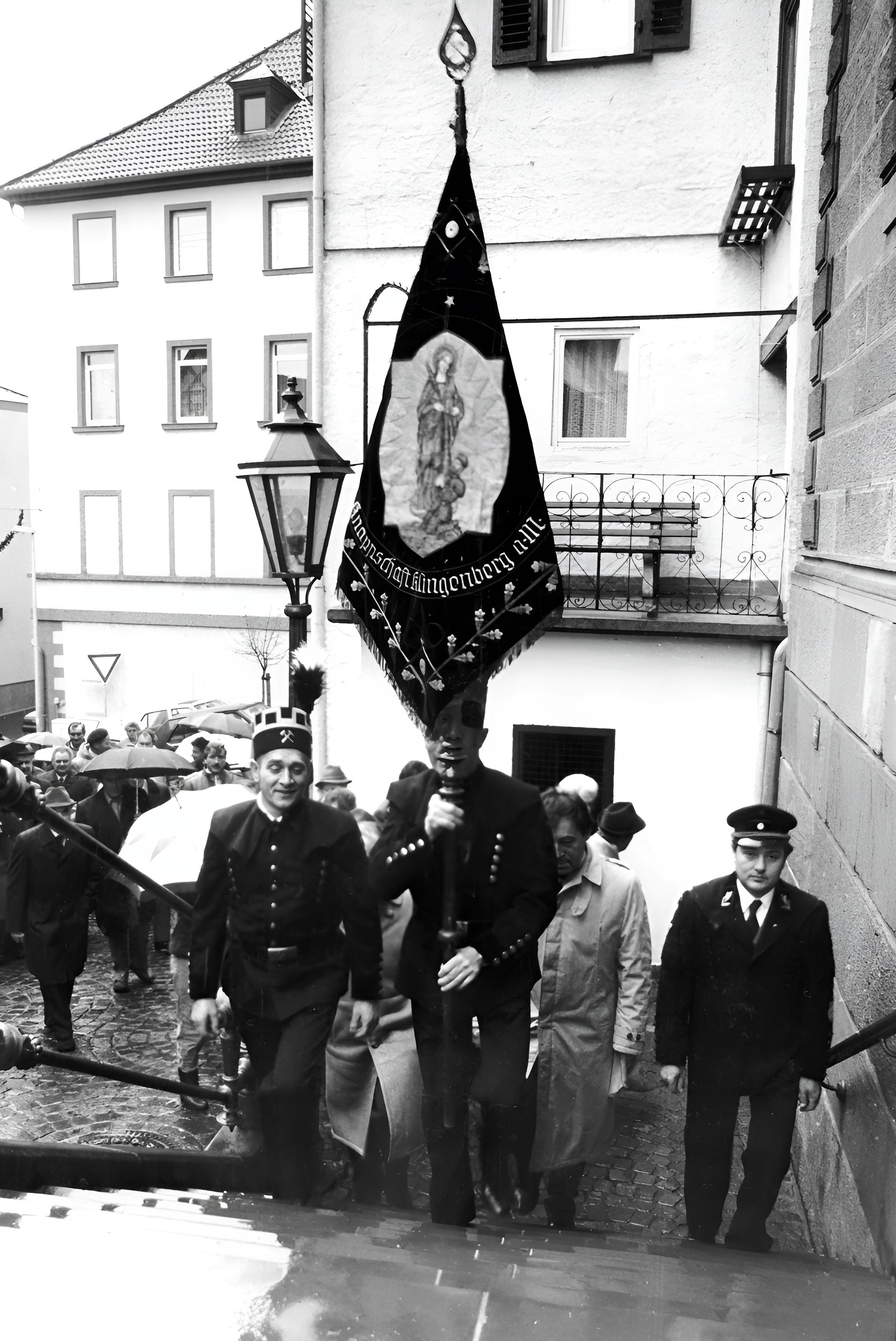 Auf dem Weg in die Kirche am Barbaratag 1992