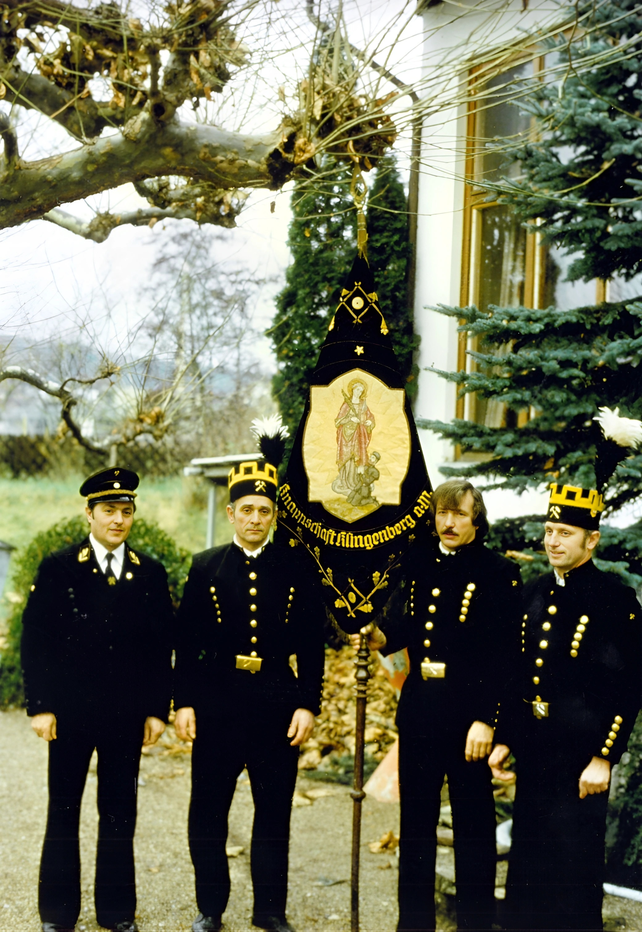 Gruppenfoto am Barbaratag vor dem Burkarder Hof 1992