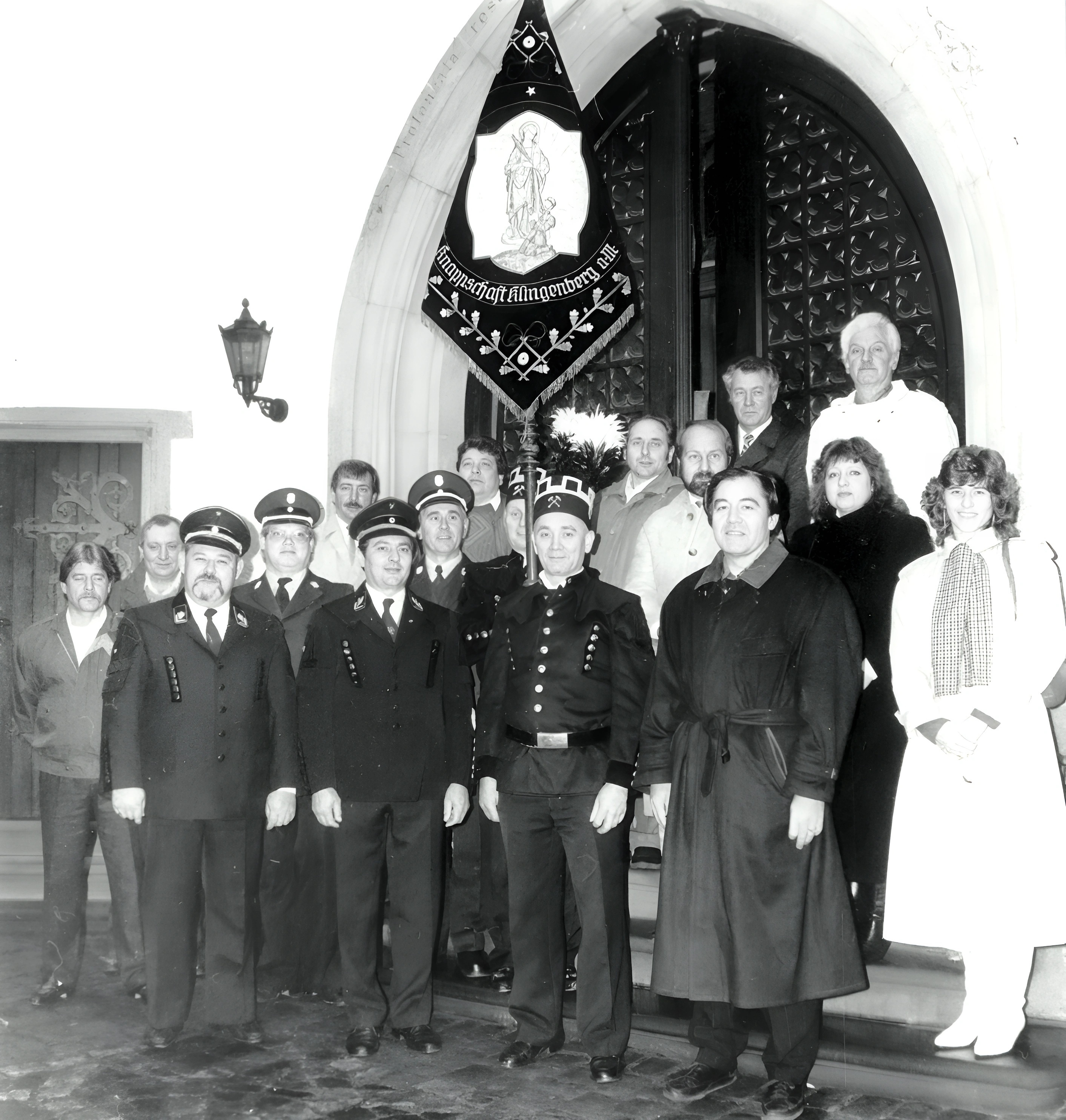 Gruppenfoto vor der Pfarrkirche St. Pankratius 1996