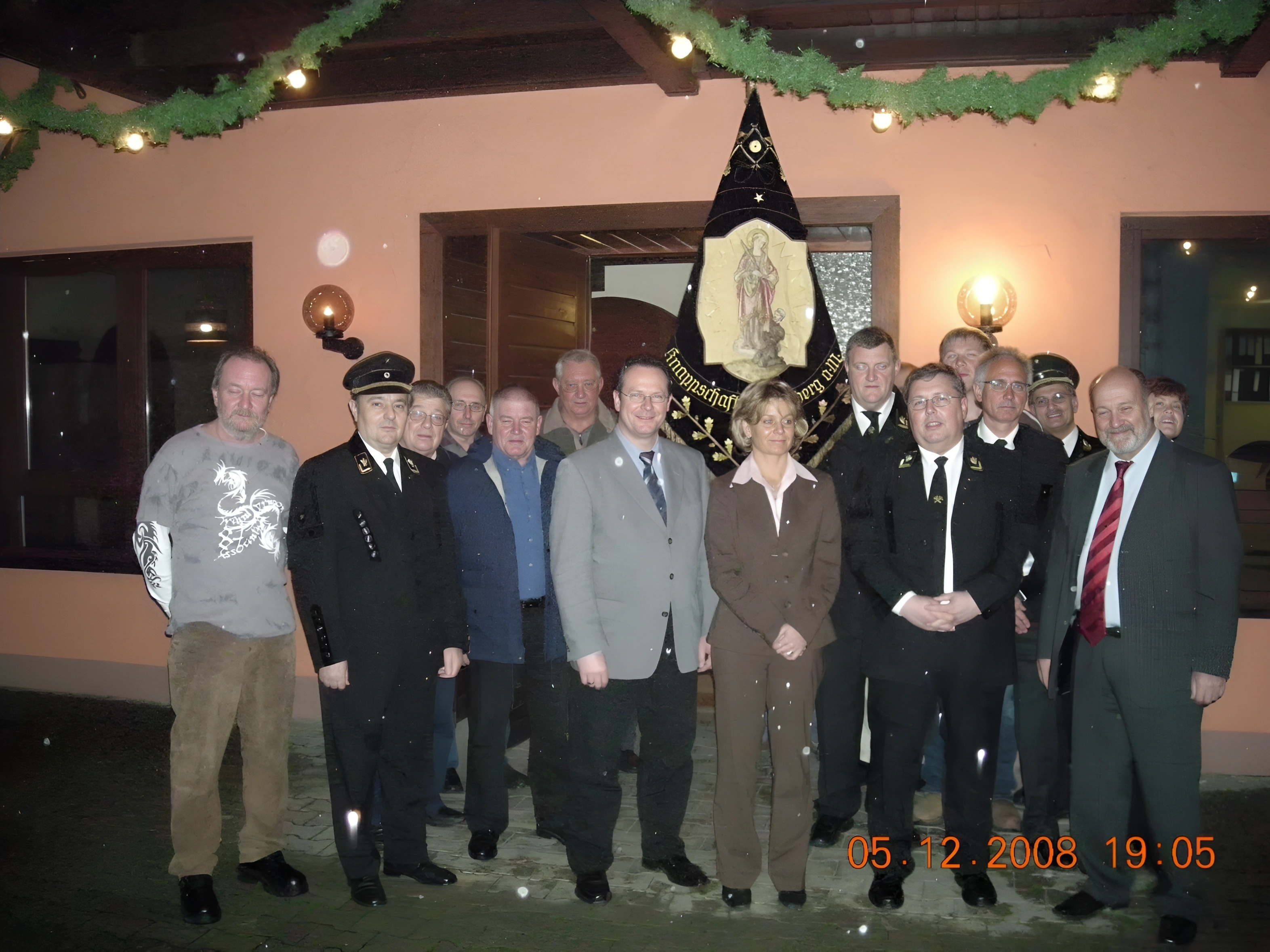Gruppenfoto anlässlich der Barbarafeier 2008 vor dem Weingut der Stadt Klingenberg.