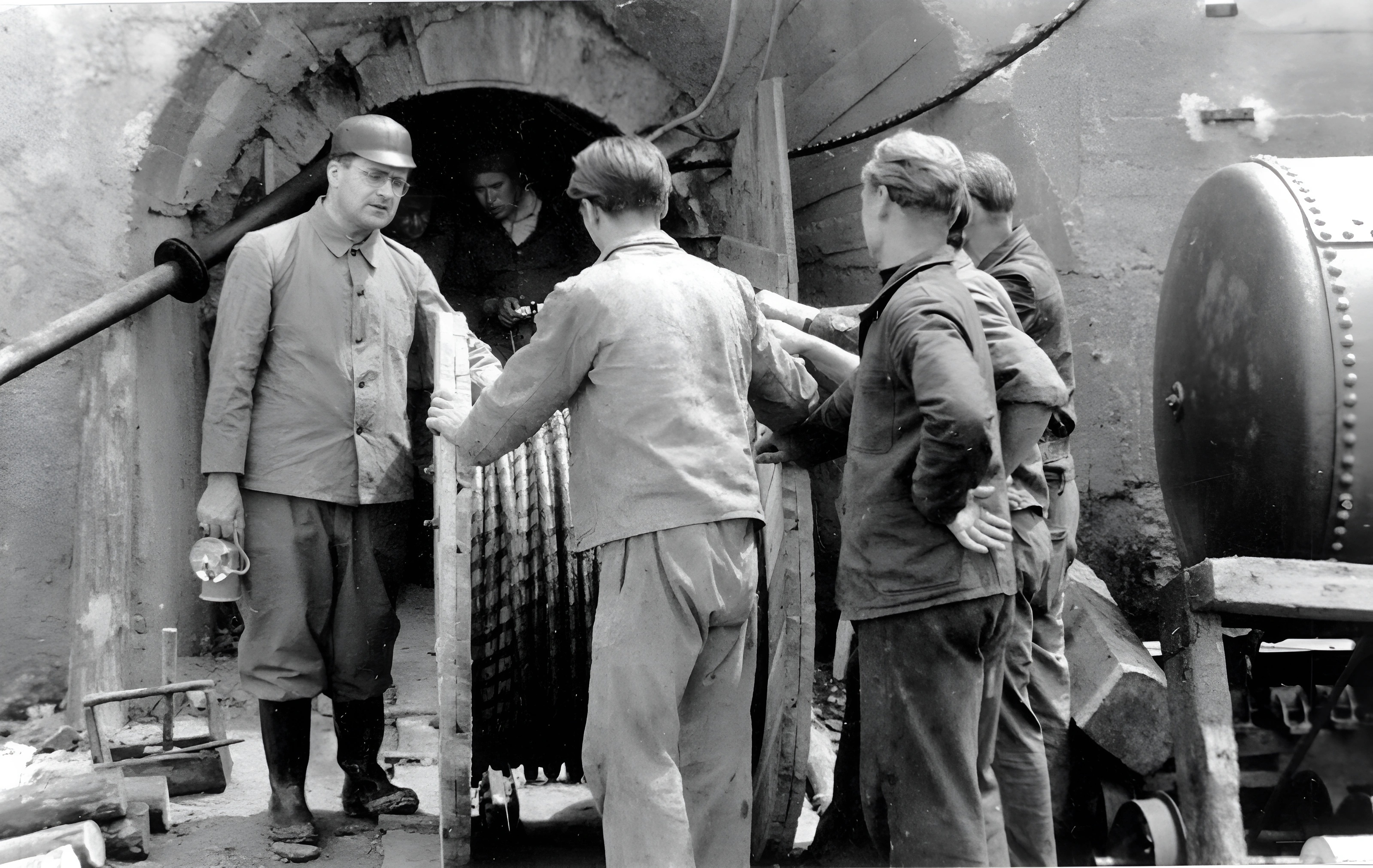 Bischof Julius Döpfner vor dem Stolleneingang, 1953