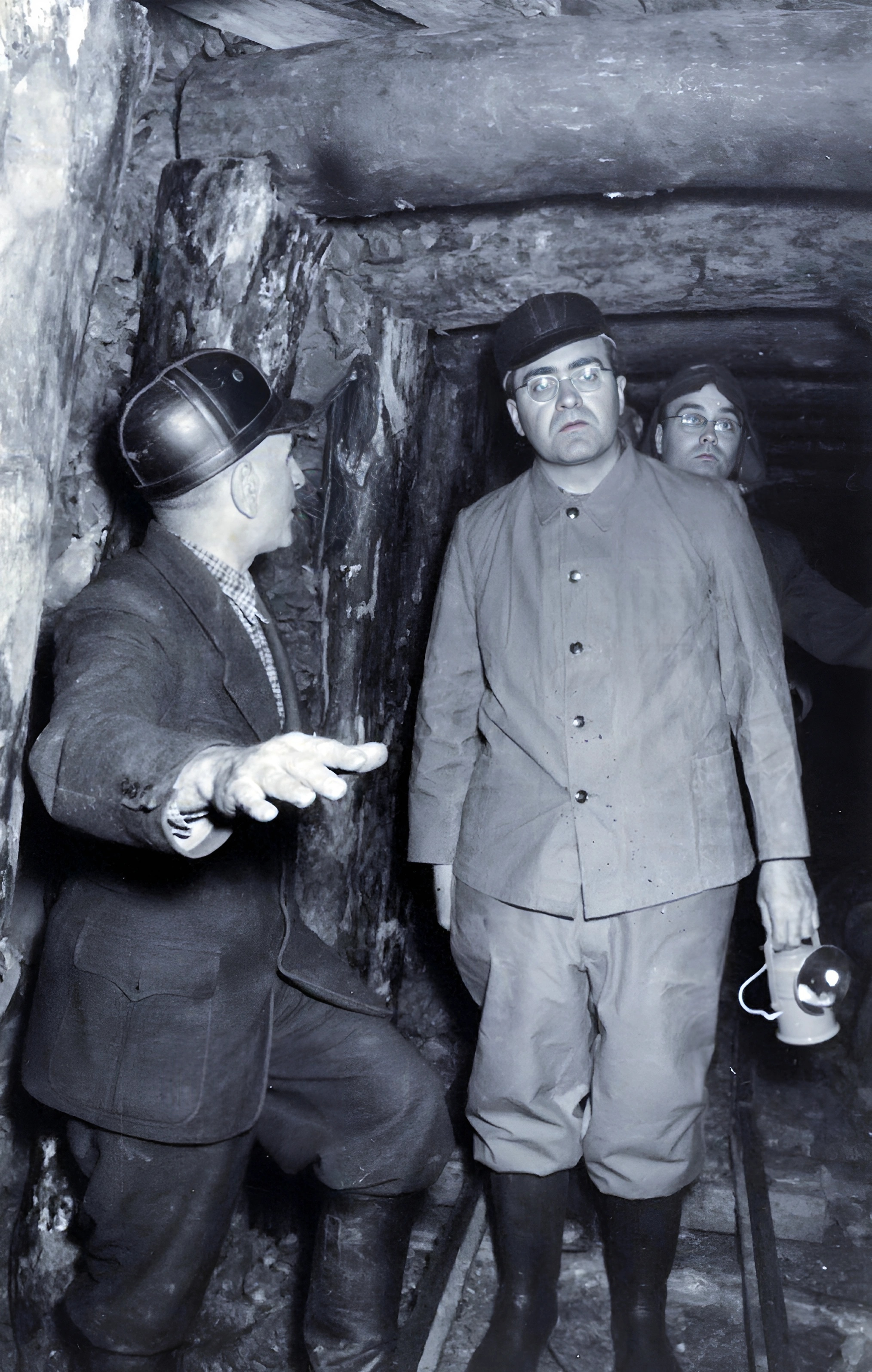 Bischof Julius Döpfner Untertage im Stollen