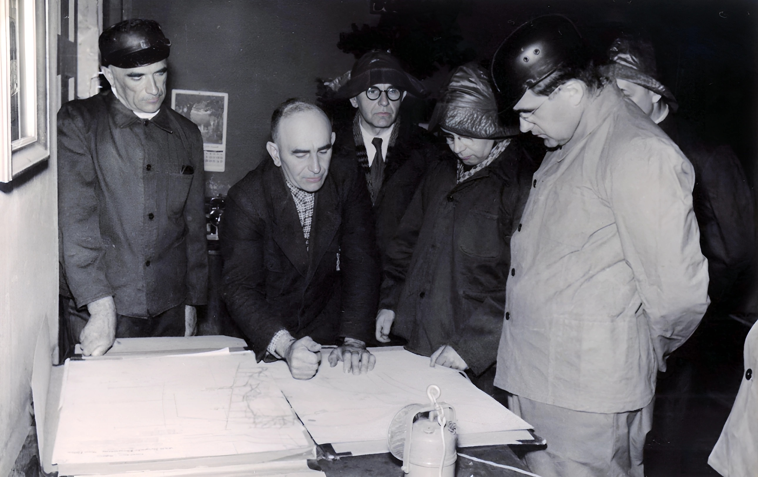 Bischof Julius Döpfner lässt sich die Lage der unterirdischen Abbaustätten erklären